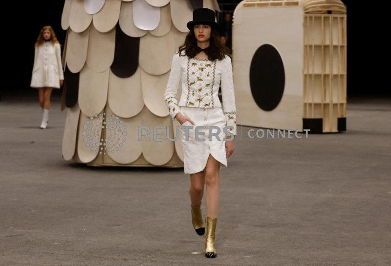 大人気のその他Chanel hits playful note at haute couture show in Paris | Reuters