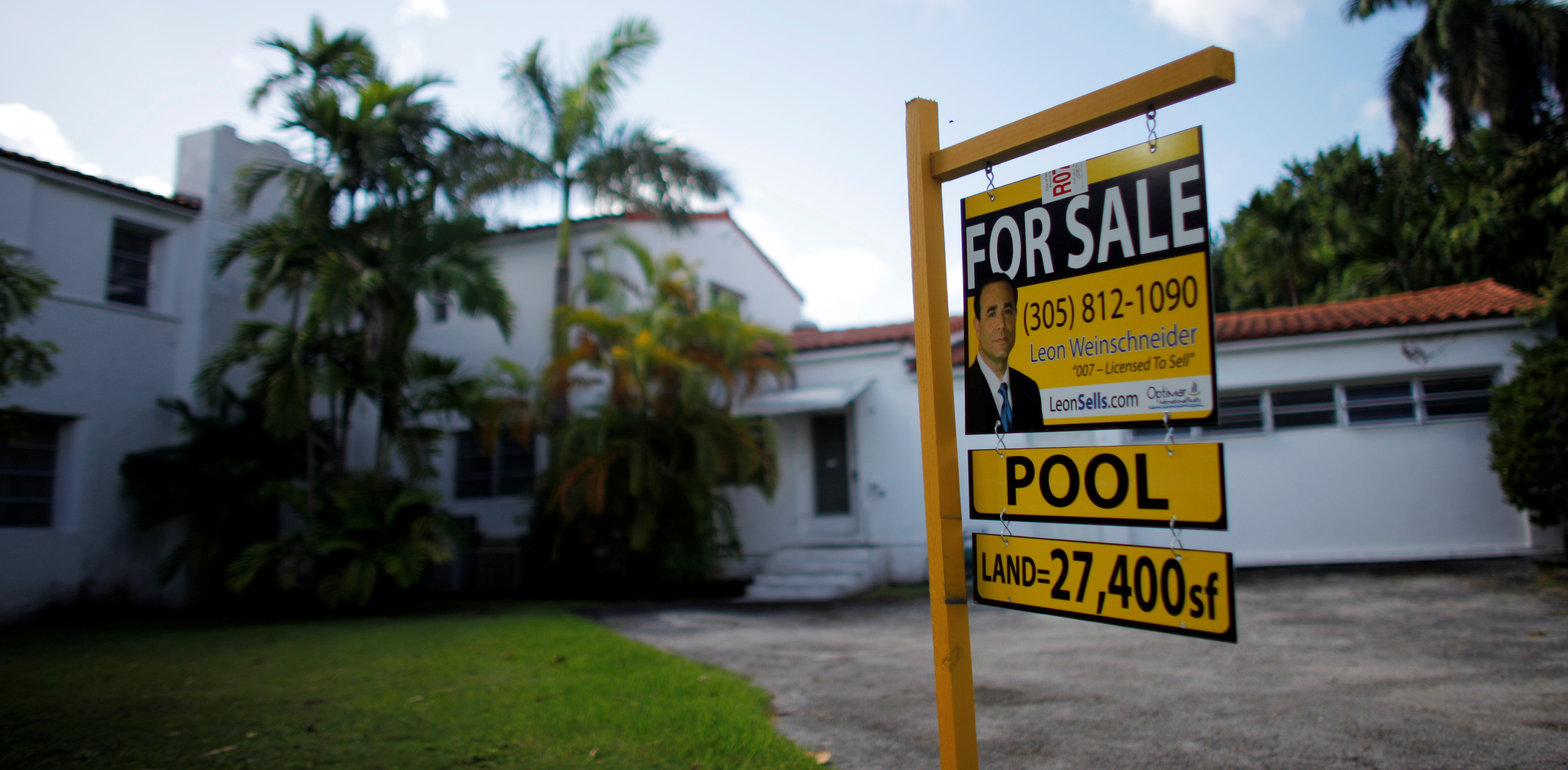 A for sale sign sits outside a house in Miami Beach October 22, 2009. REUTERS/Carlos Barria