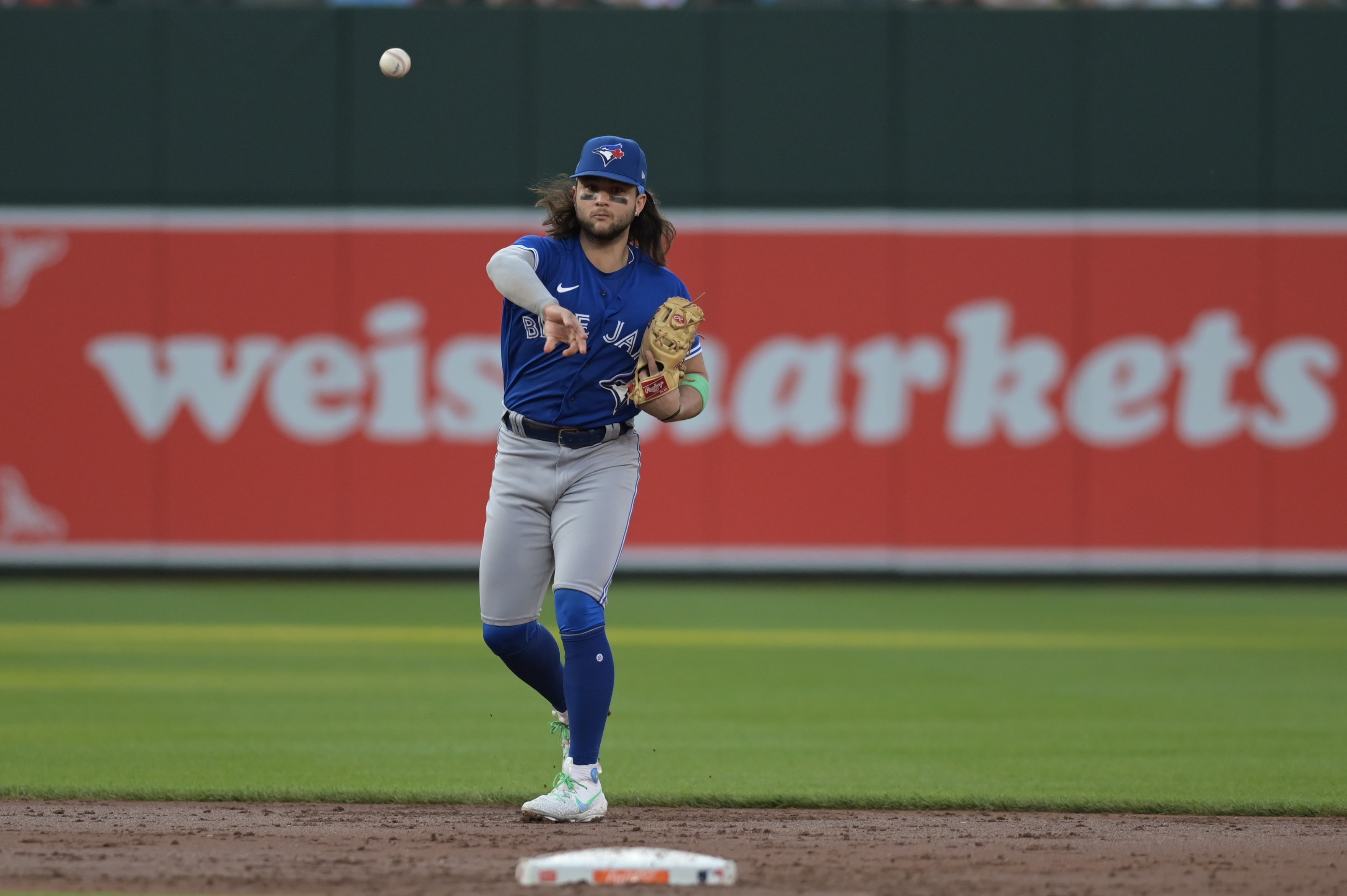 Jays' Jose Berrios flirts with no-hitter, now 10-0 vs. O's