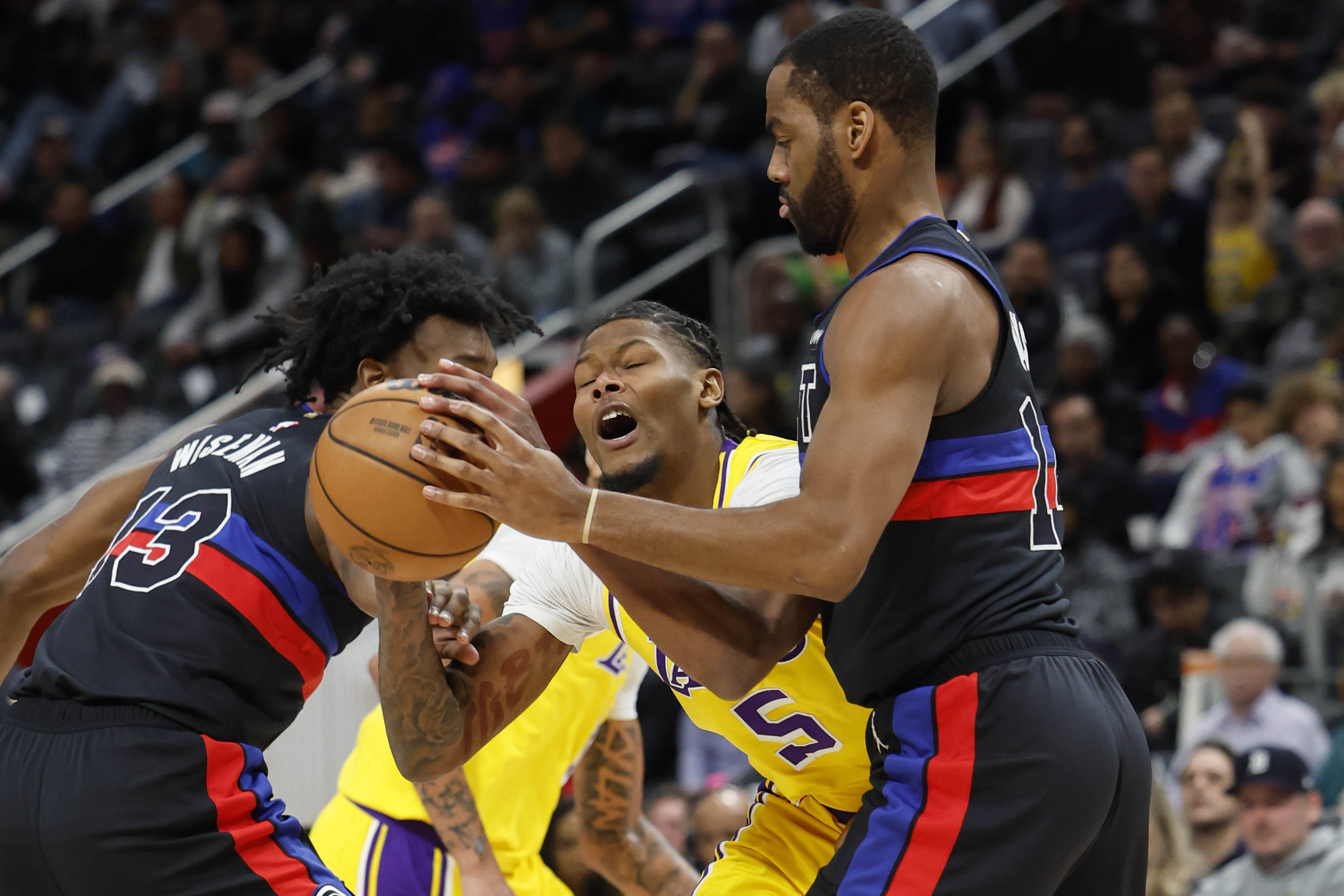 Lakers pin Pistons with record-breaking 15th straight loss | Reuters