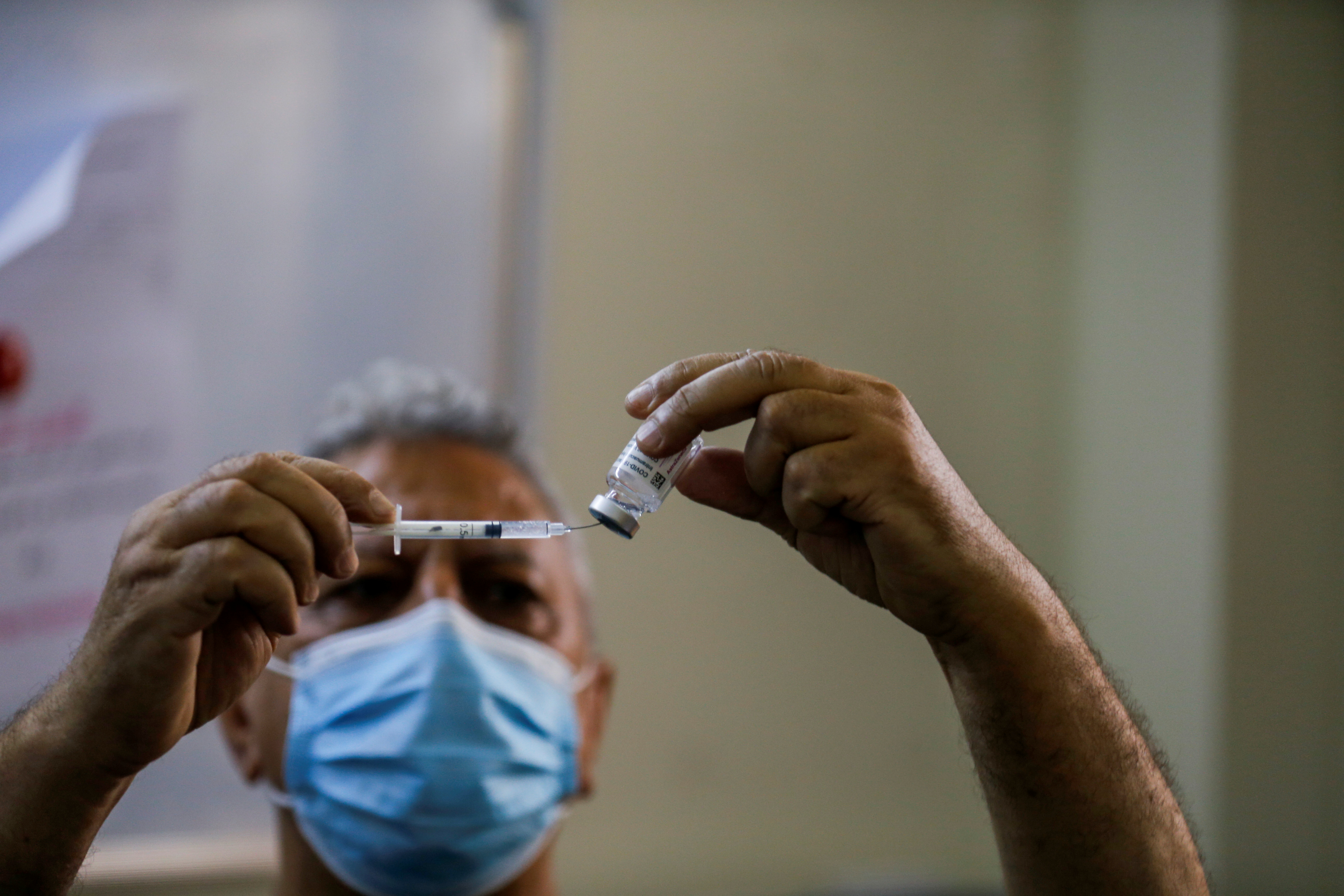 A health worker prepares a vaccine against the coronavirus disease (COVID-19) during a vaccination in Baghdad, Iraq May 22, 2021. REUTERS/Khalid al-Mousily