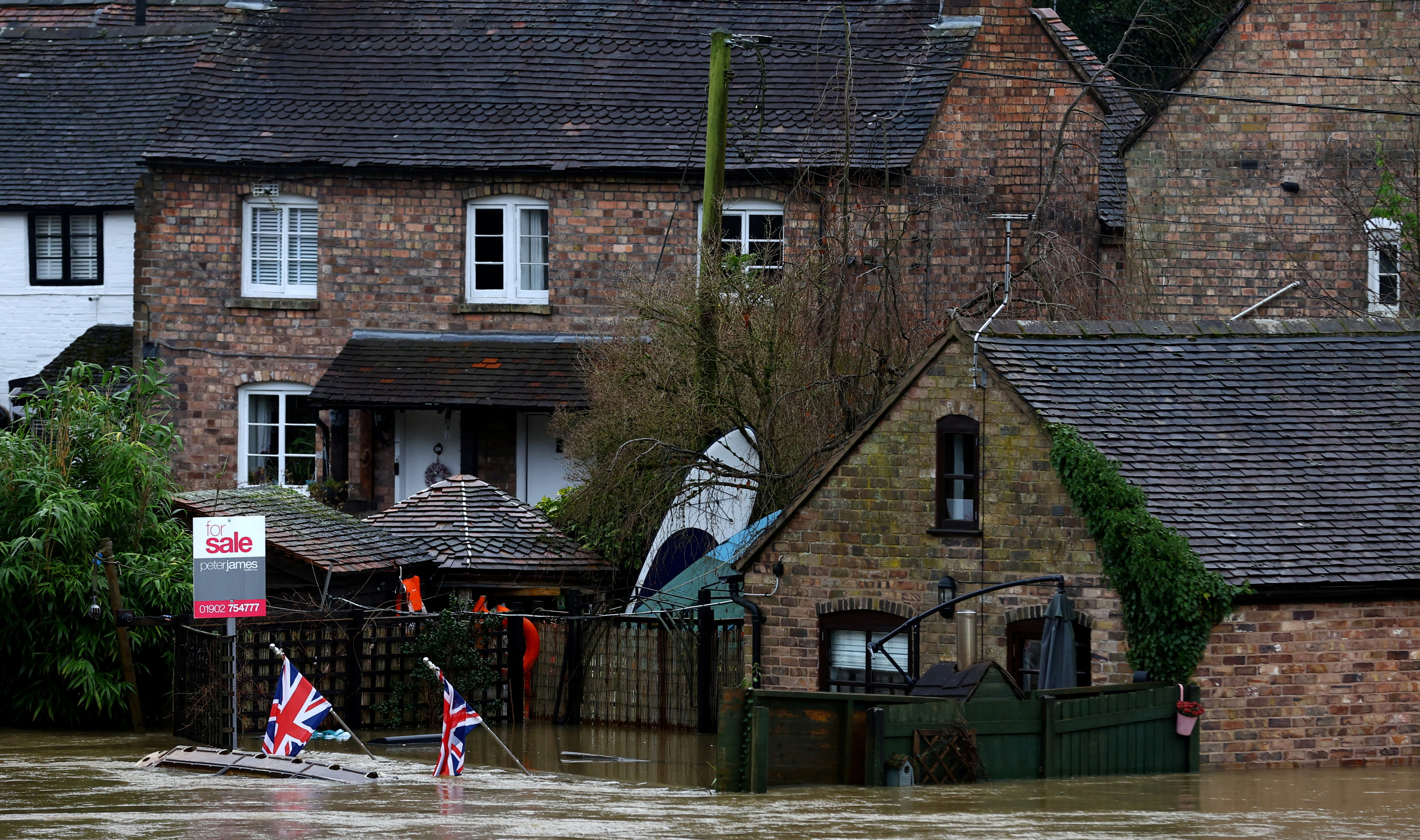 Britain hit by flooding after heavy rain swells major rivers | Reuters