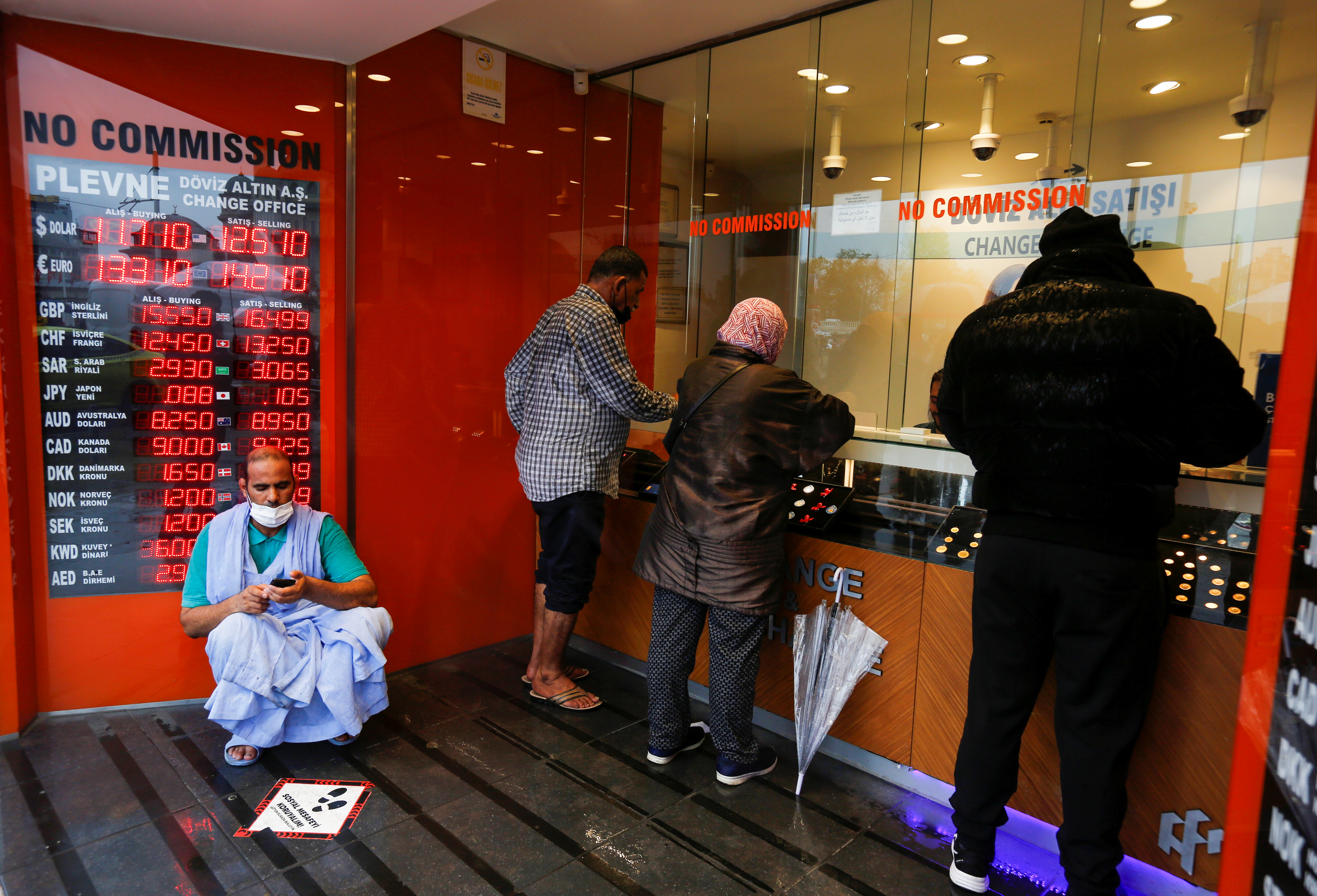 People change money at a currency exchange office in Istanbul, Turkey November 23, 2021. REUTERS/Dilara Senkaya