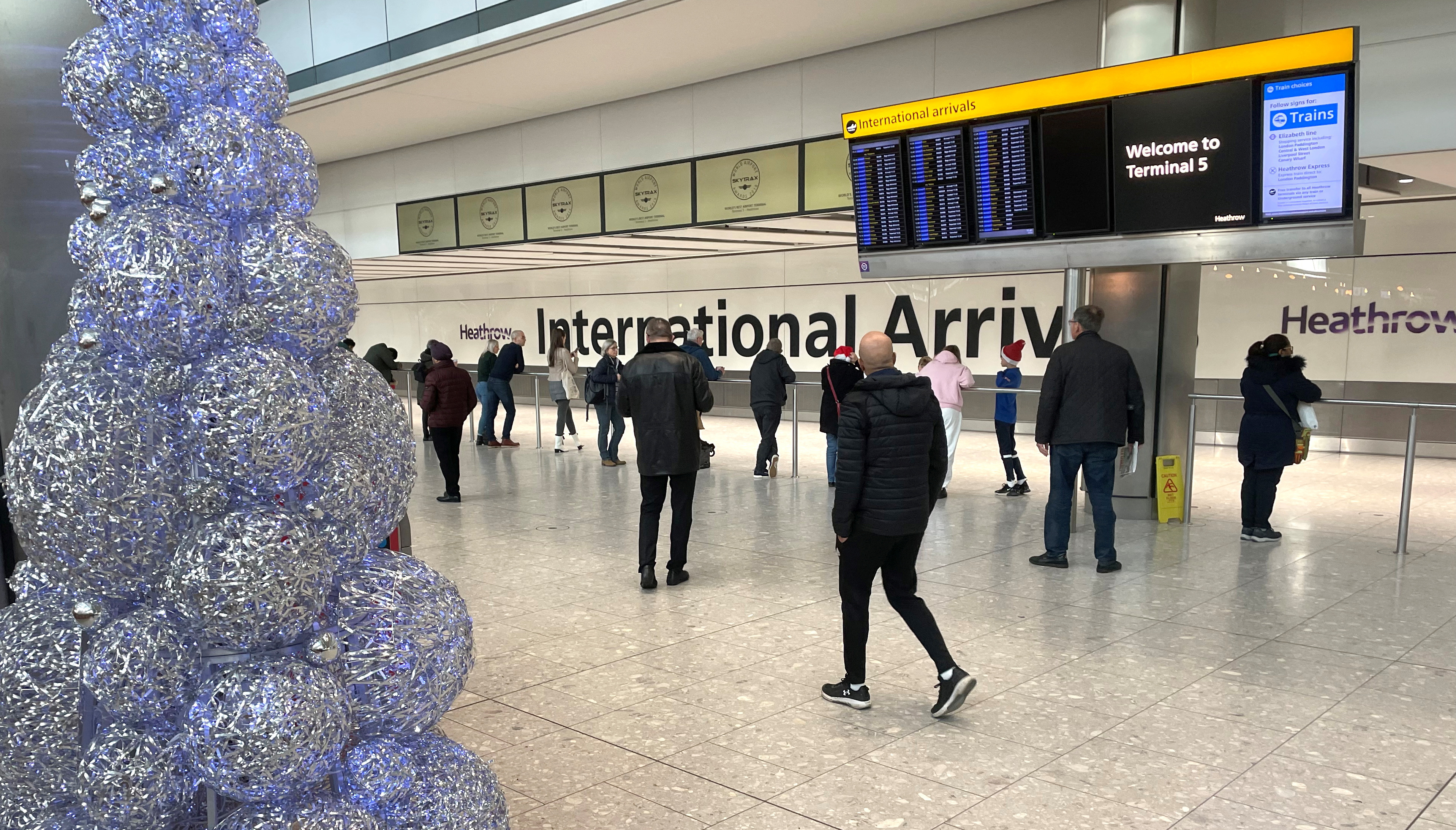 Des personnes attendent à l'aéroport de Heathrow, près de Londres