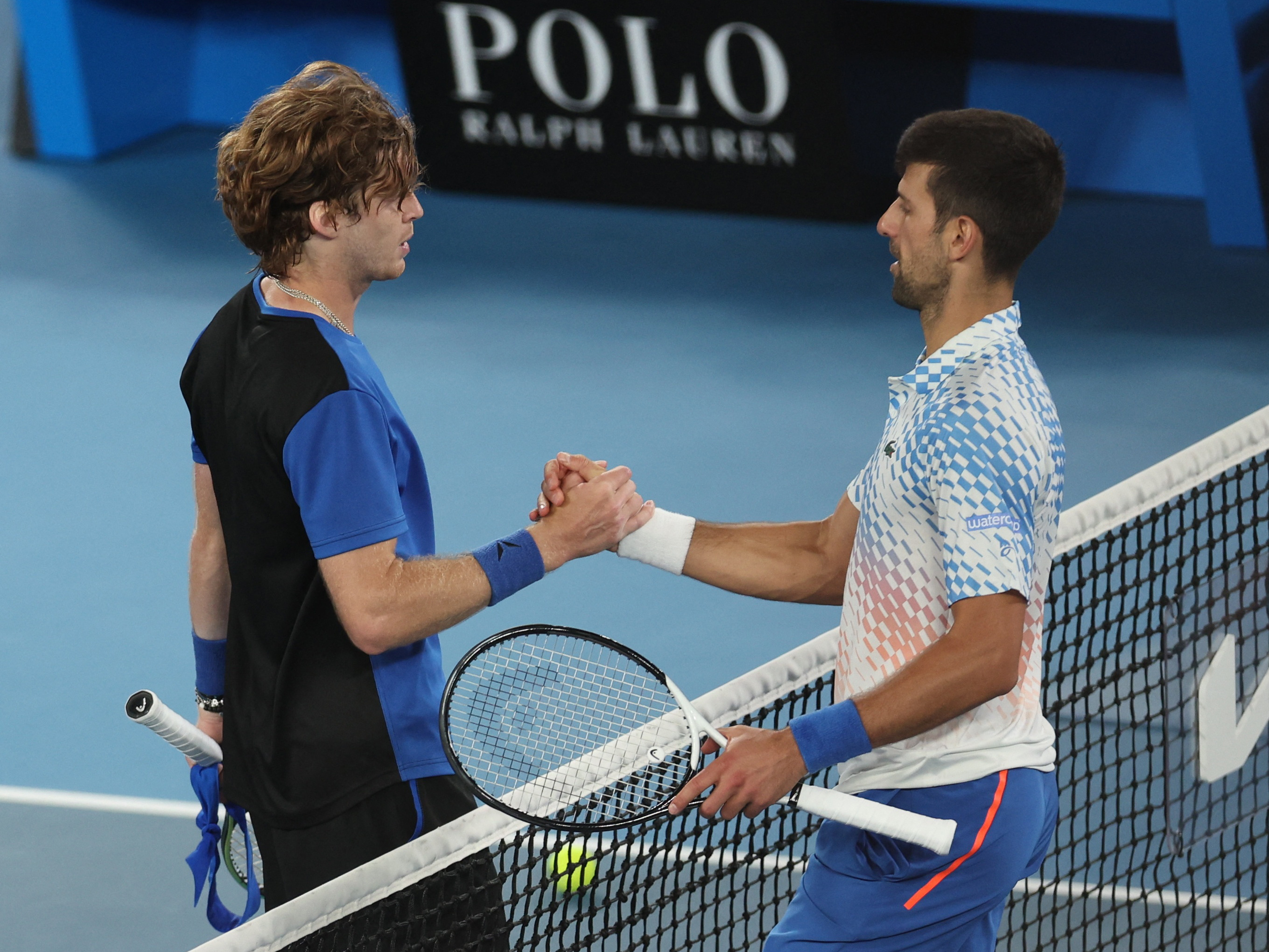 Djokovic atropela Rublev, vai à semi do Australian Open e iguala