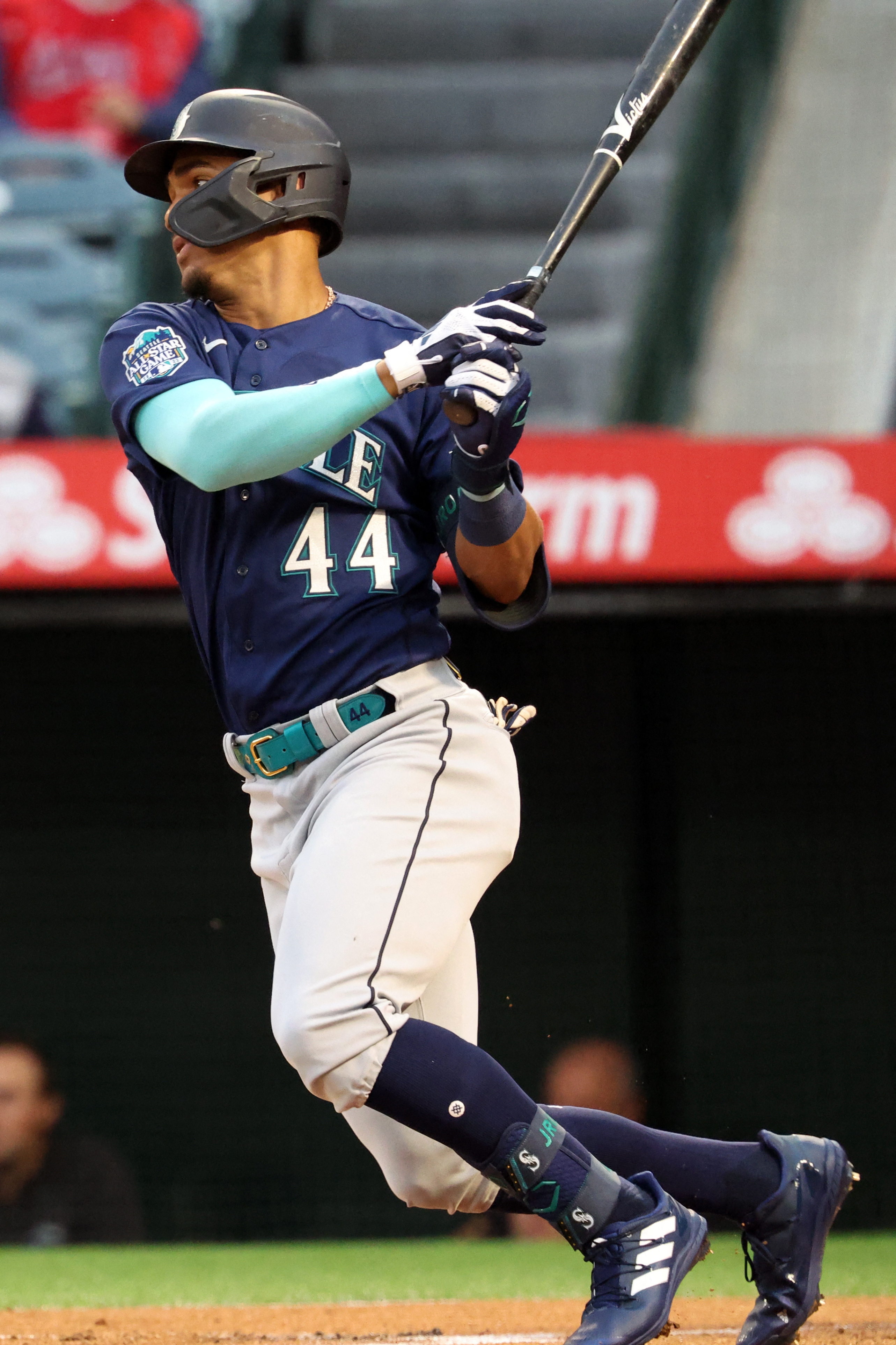 Mariners rack up 16 hits, dispatch Angels