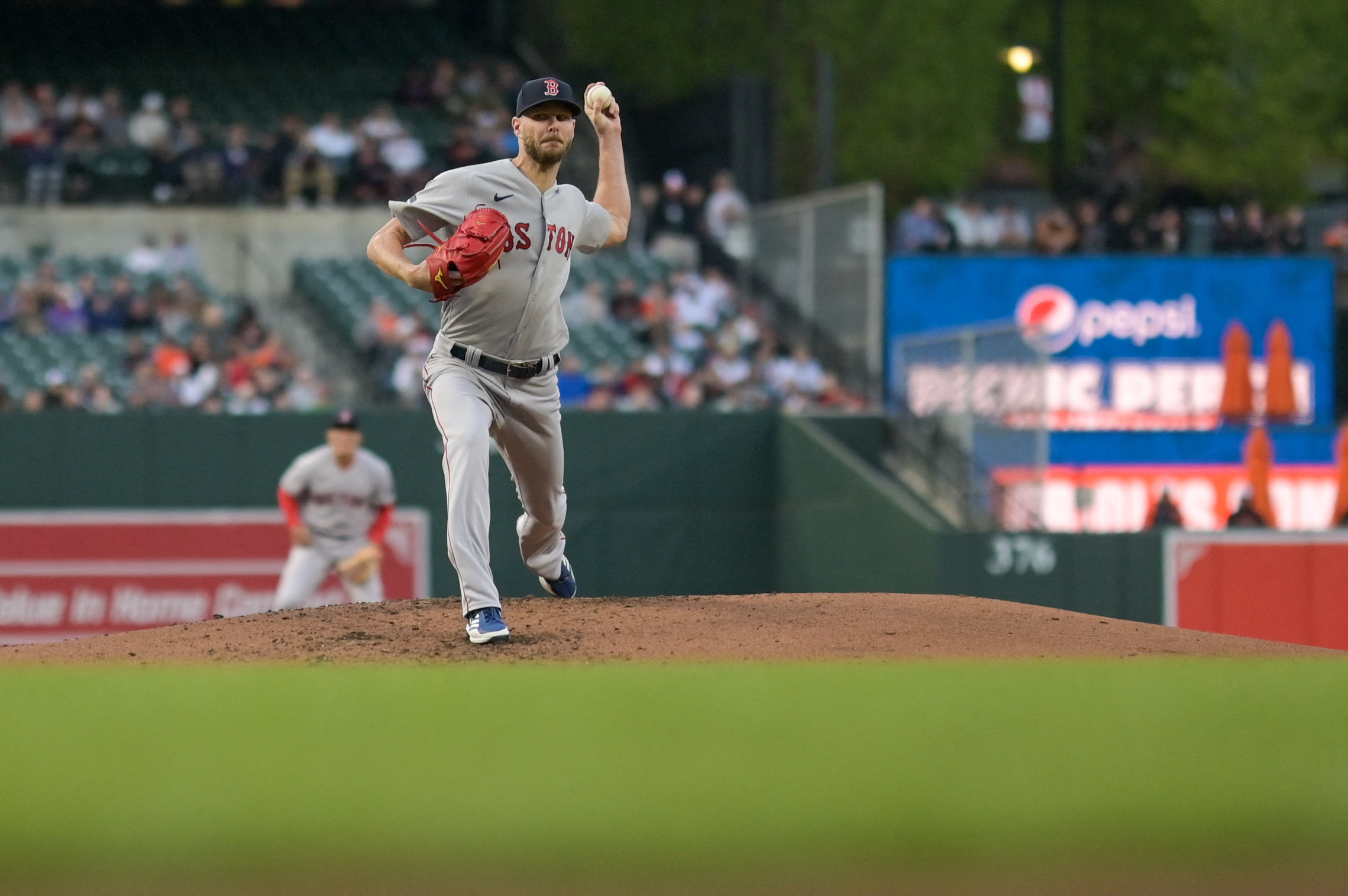 O's edge Red Sox for 7th straight win
