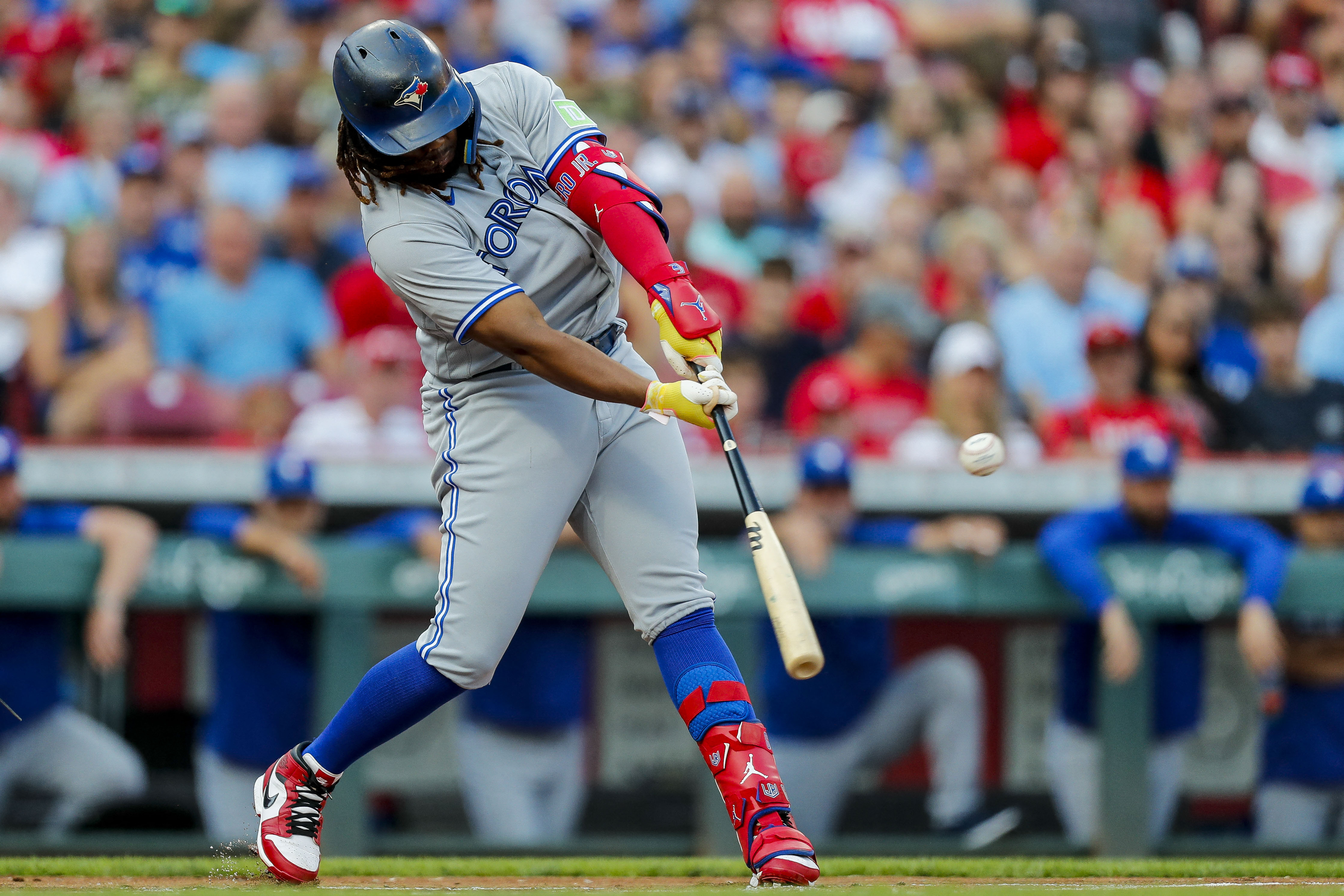 Toronto Blue Jays edge Cincinnati Reds 4-3