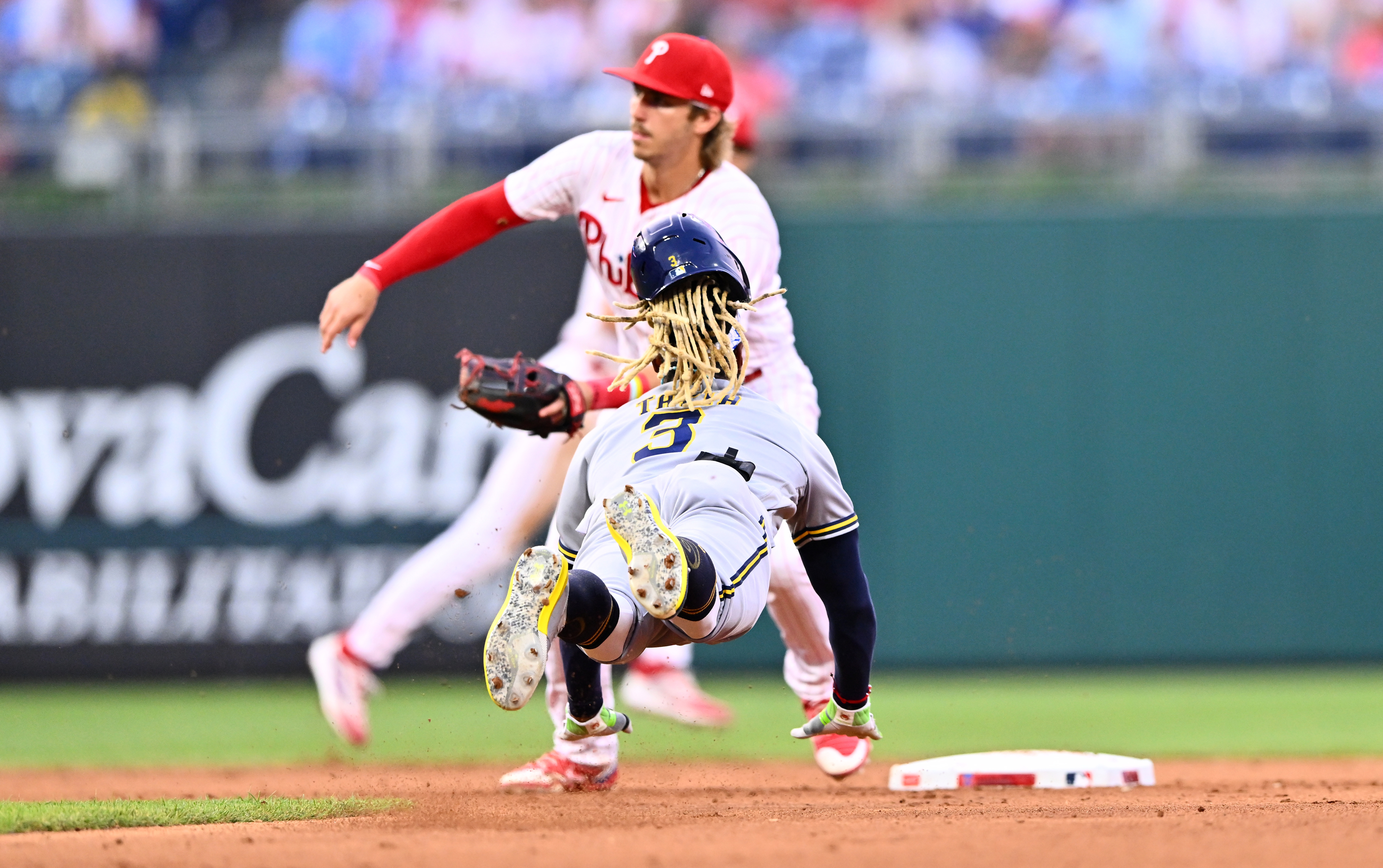 Kyle Schwarber extends homer streak as Phils edge Brewers