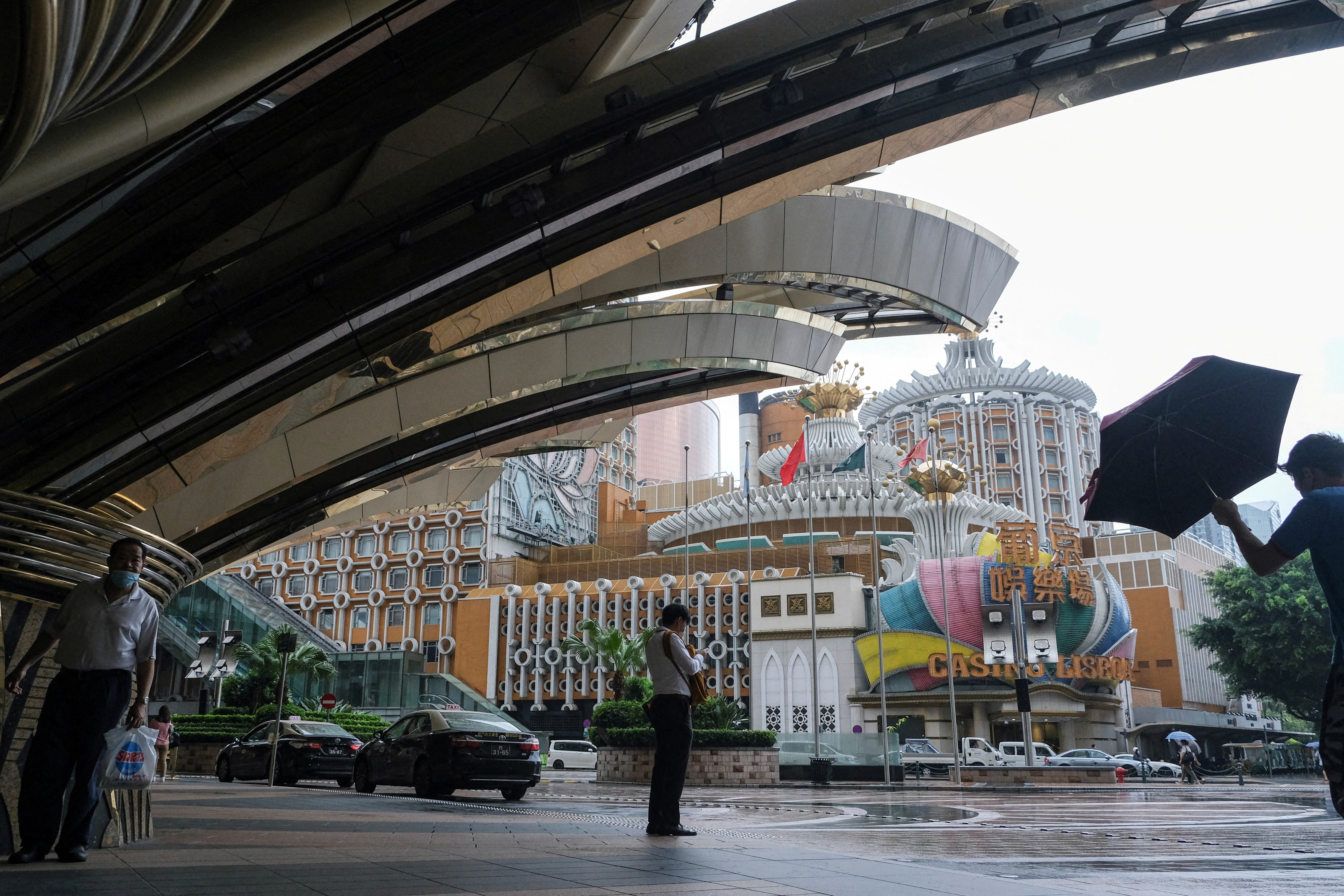Macau fecha maioria dos comércios com alta de casos de Covid, mas cassinos  continuam