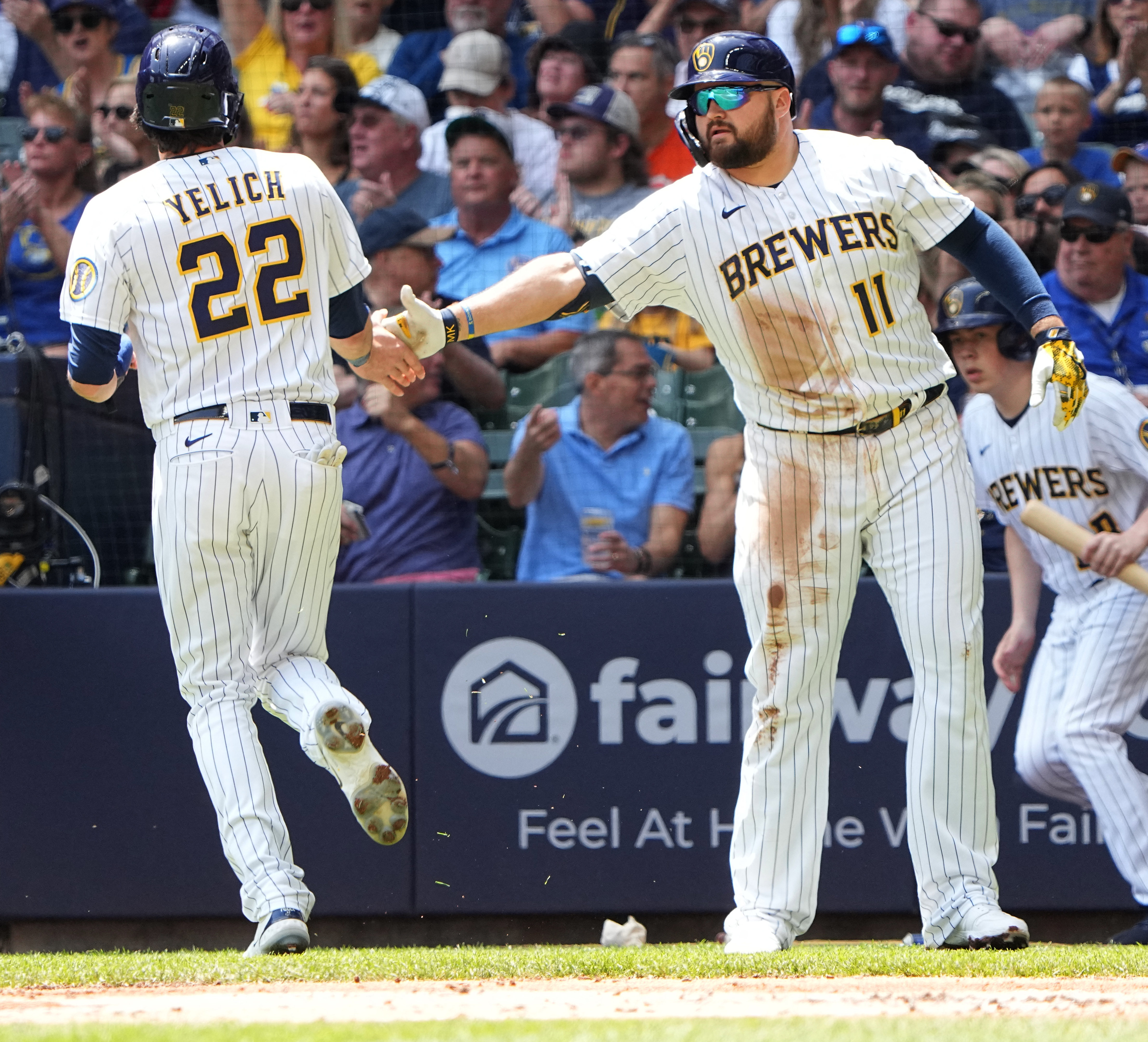 Giants beat Brewers 4-2