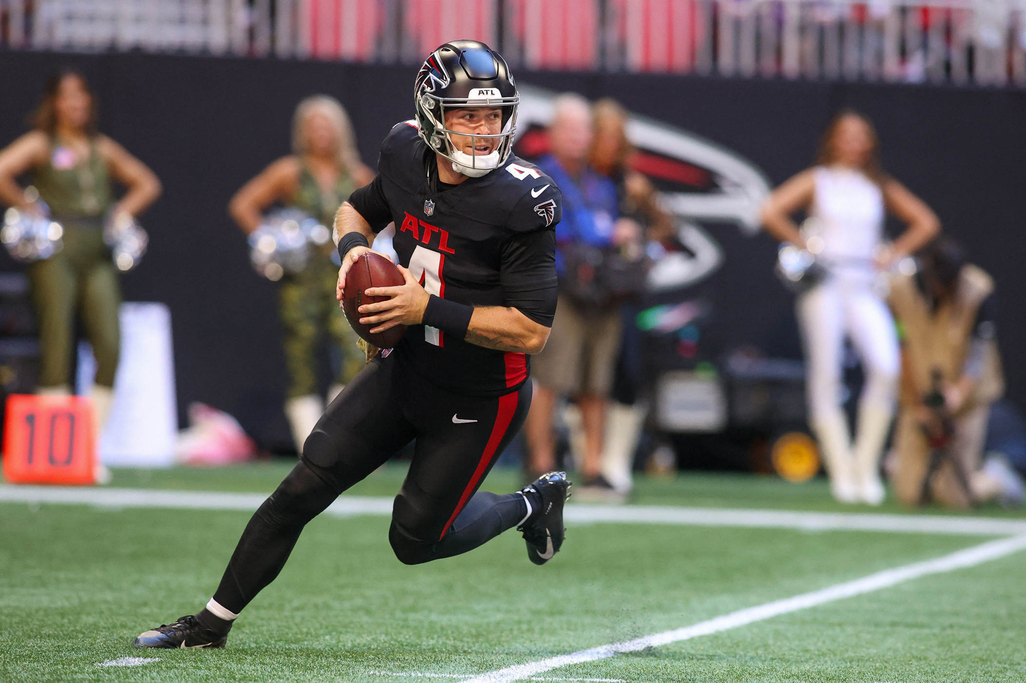 Joshua Dobbs bails out Vikings in win over Falcons | Reuters