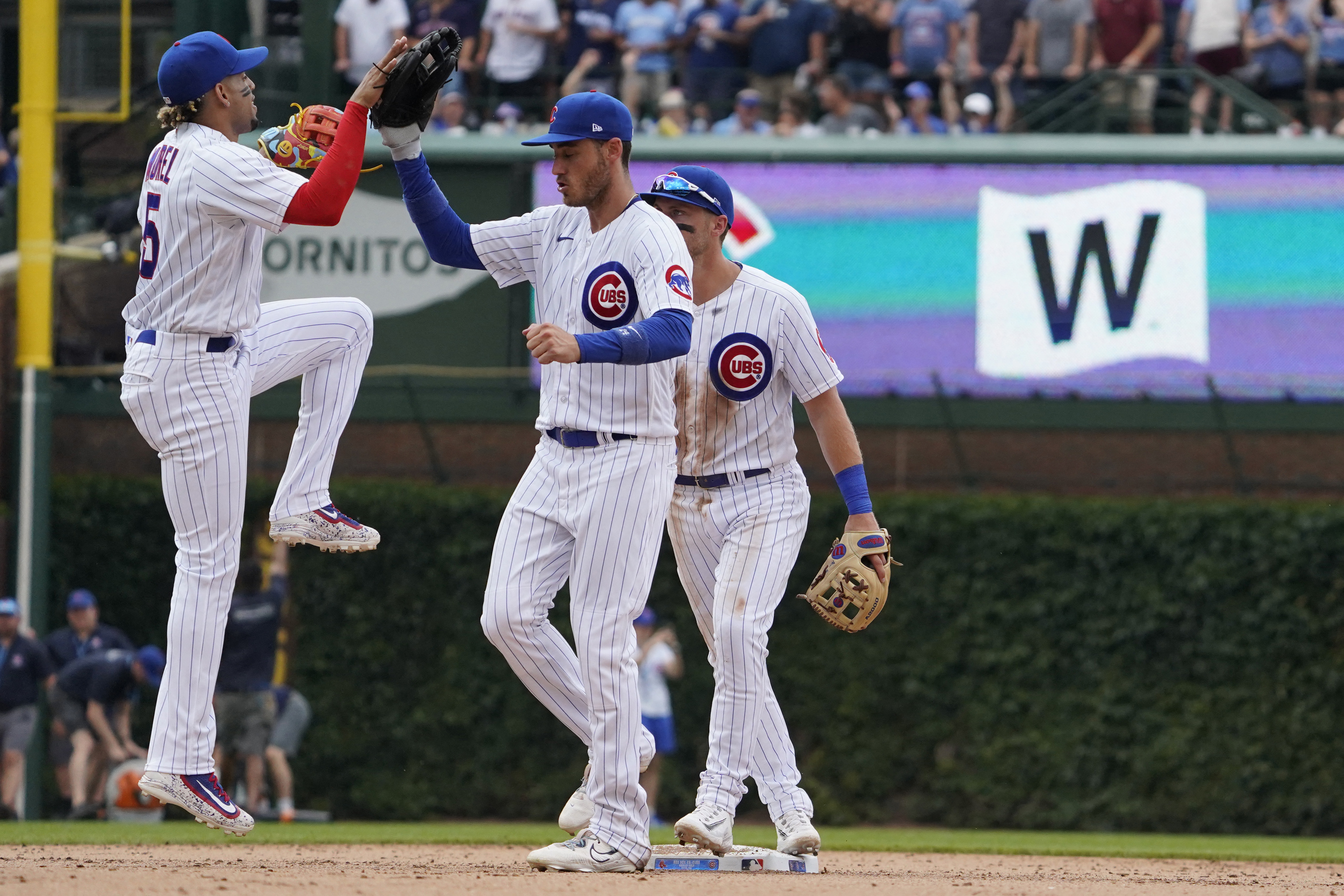 Bellinger hits a grand slam as Cubs cool off Red Sox 10-4