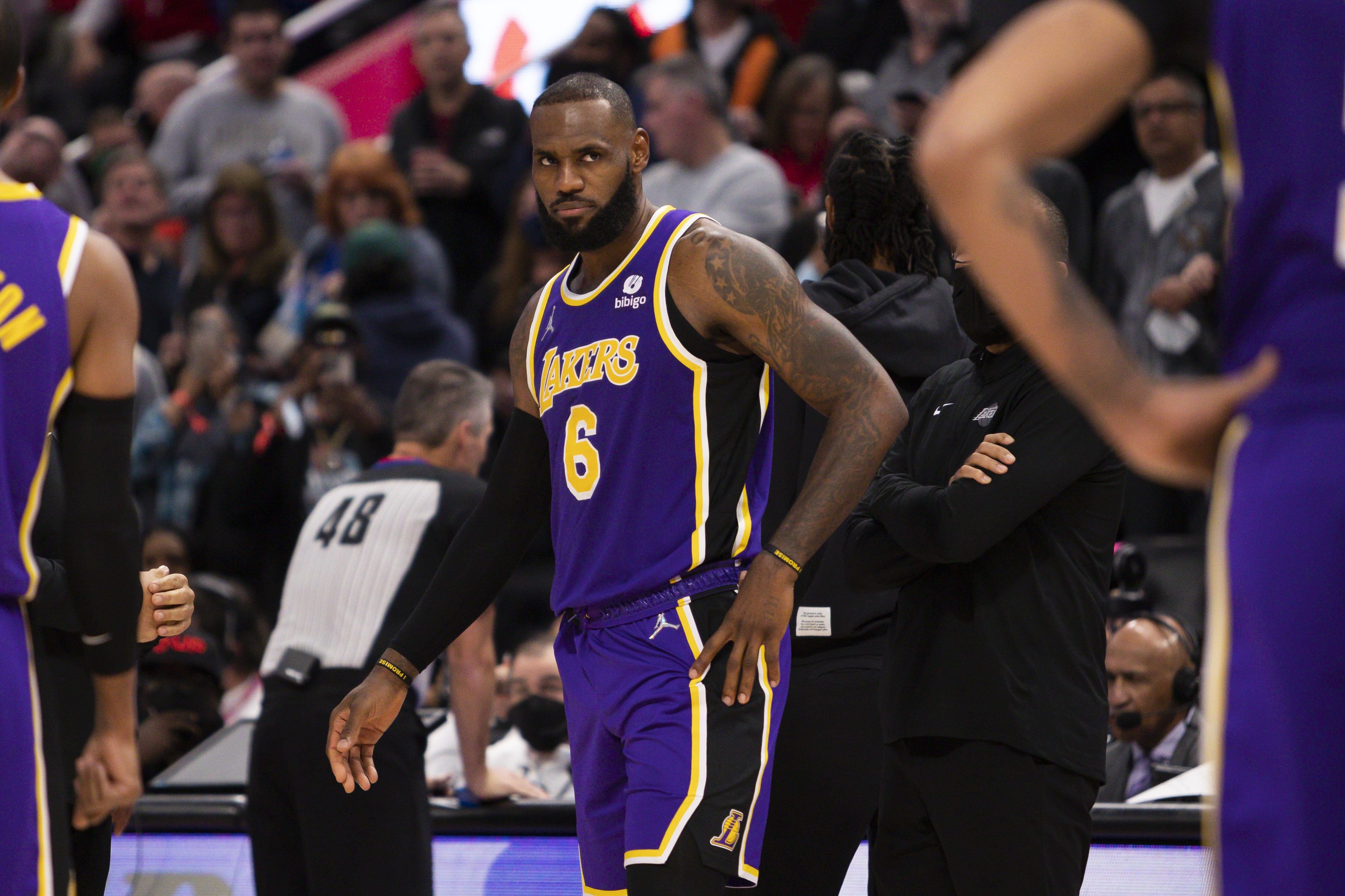LeBron James, Isaiah Stewart ejected in Lakers-Pistons fracas – Orange  County Register