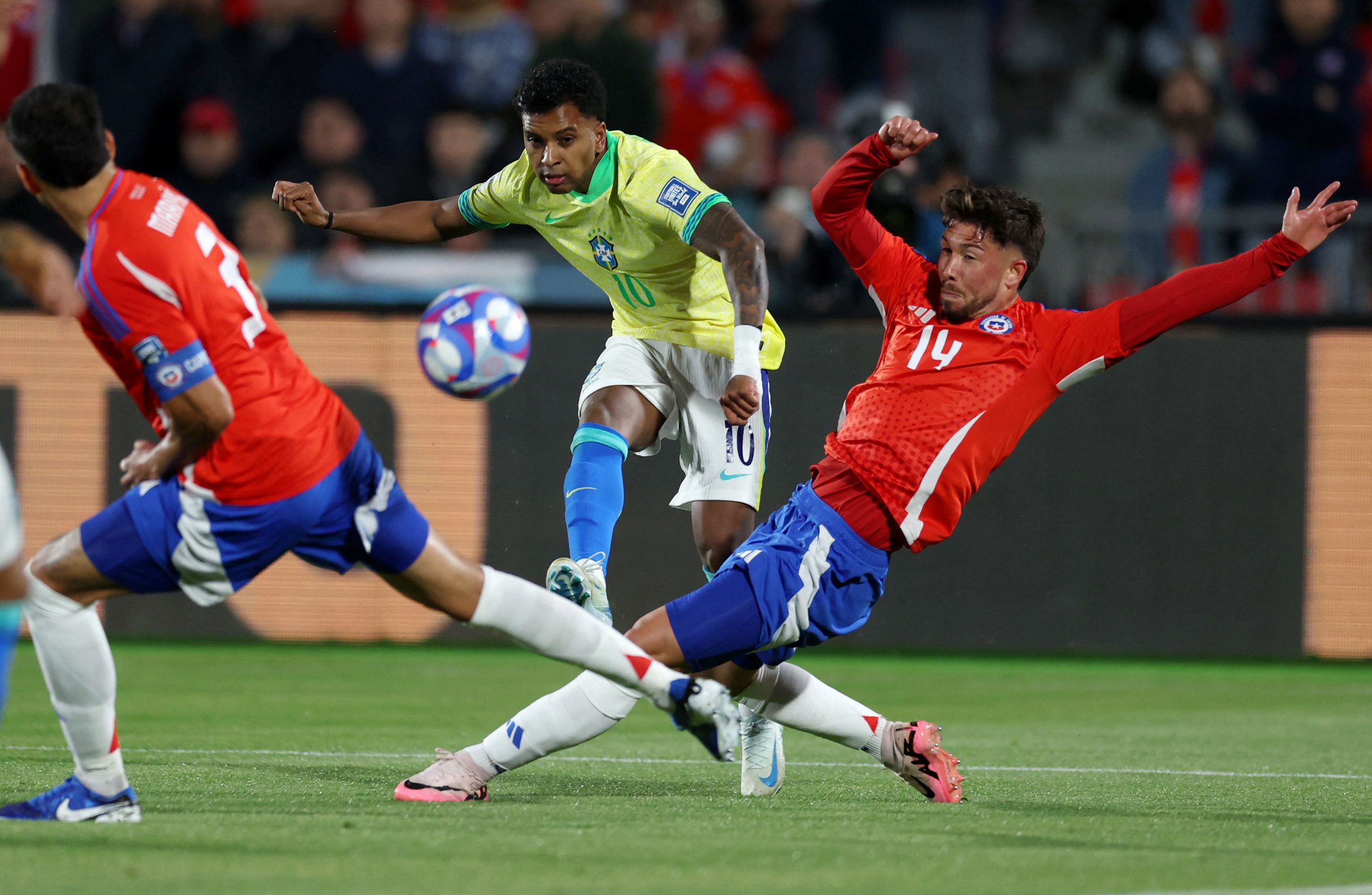 Soccer - World Cup - South American Qualifiers - Chile v Brazil