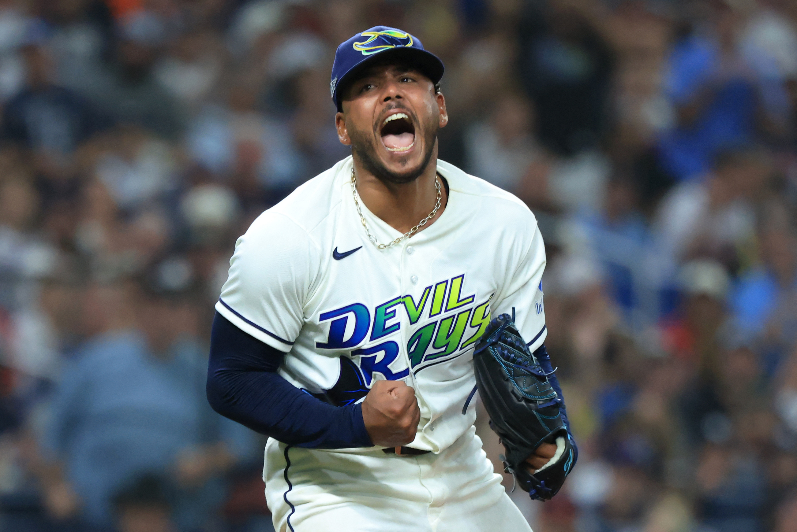 ウィンブルドン　テニス　レディース　トップスS（白色、または、紺色）1枚 テニス＝ノスコバら準々決勝へ、青山組も8強 ウィンブルドン女子