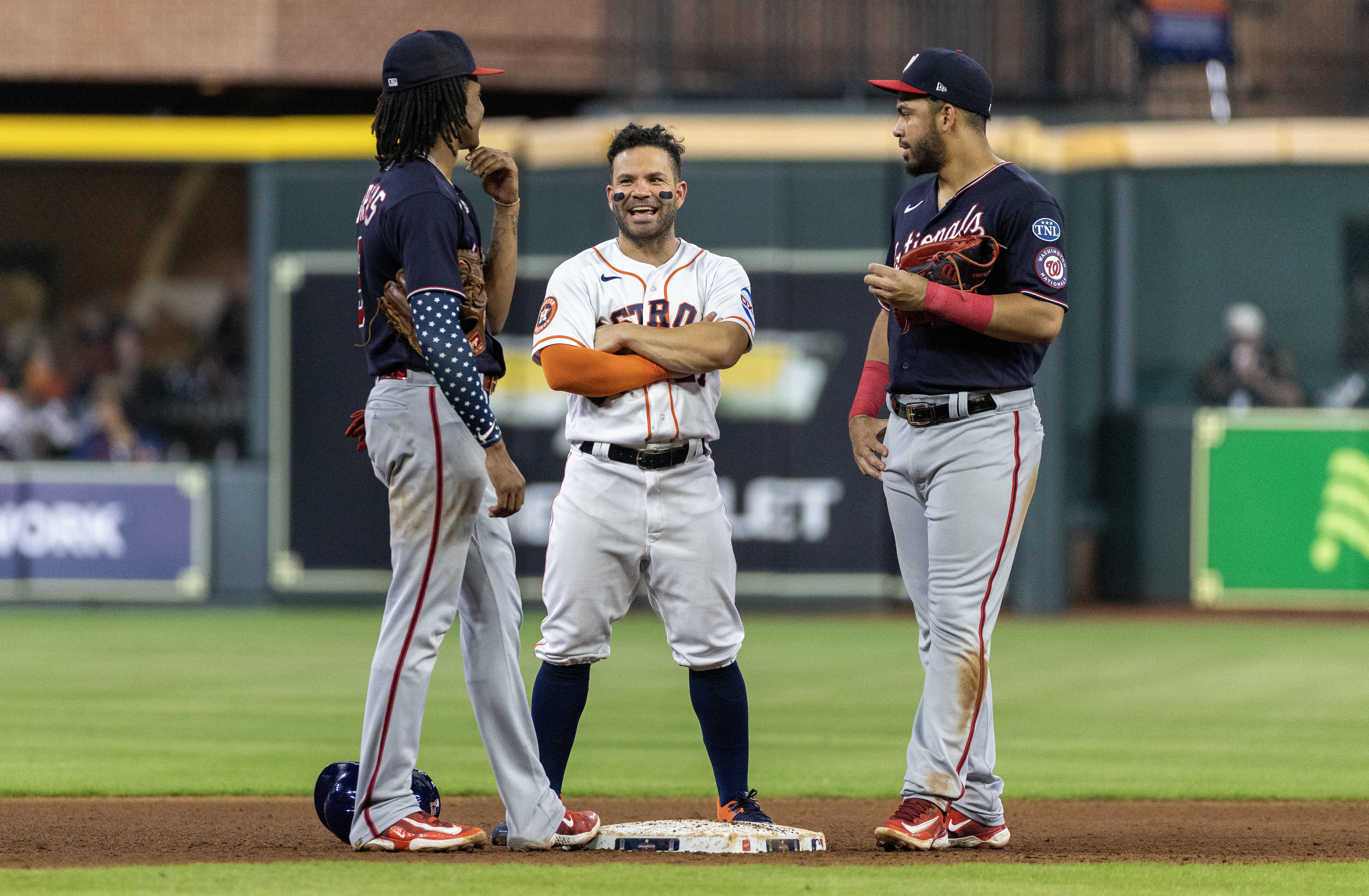 Ruiz gets 2 big hits late as the Nationals beat the Astros 4-1 in 10  innings to avoid a sweep