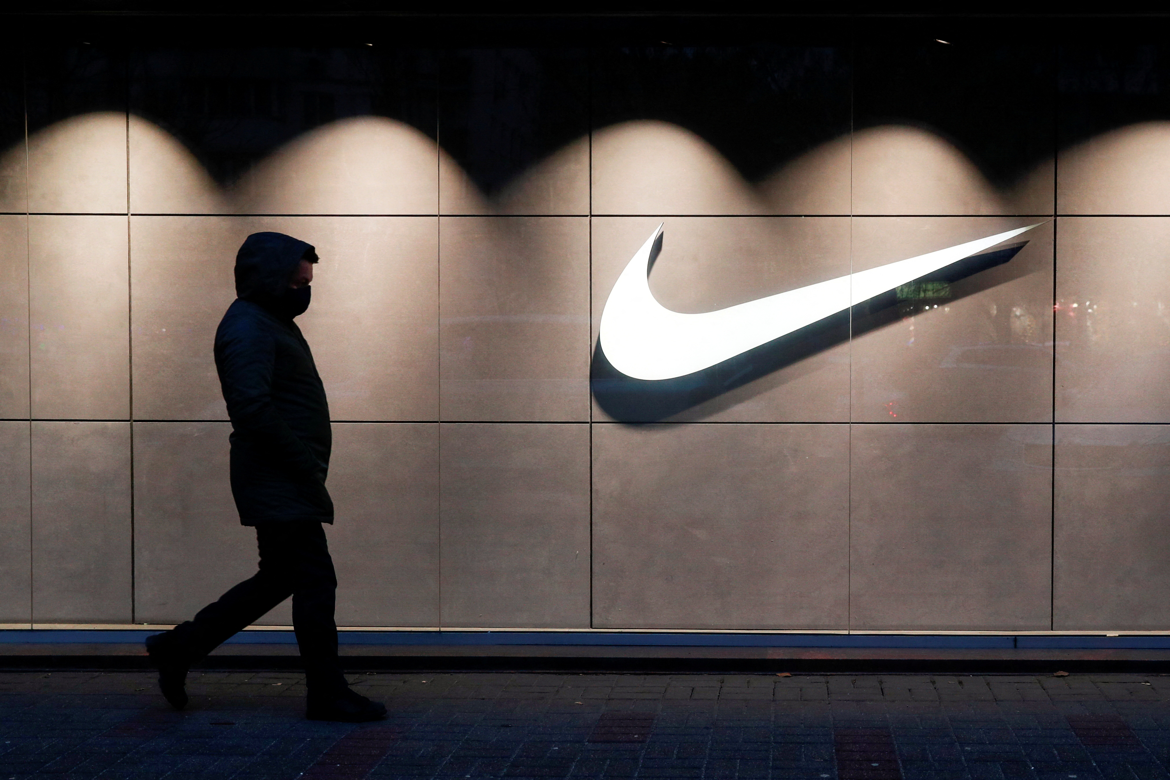 Nike runs past manufacturing setbacks; sales jump