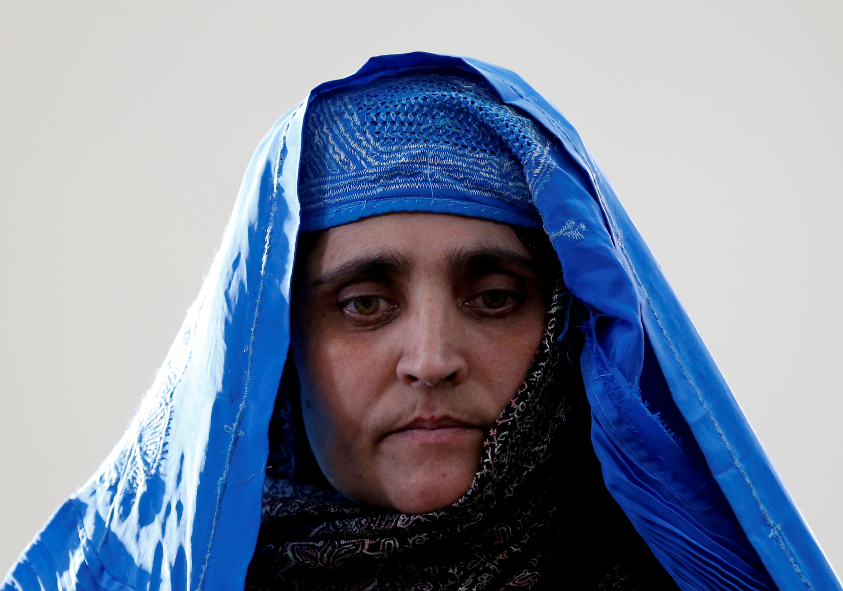 Sharbat Gula, the green-eyed "Afghan Girl" whose 1985 photo in National Geographic became a symbol of her country's wars, arrives to meet with Afghanistan's President Ashraf Ghani in Kabul, Afghanistan November 9, 2016. REUTERS/Stringer/File Photo 