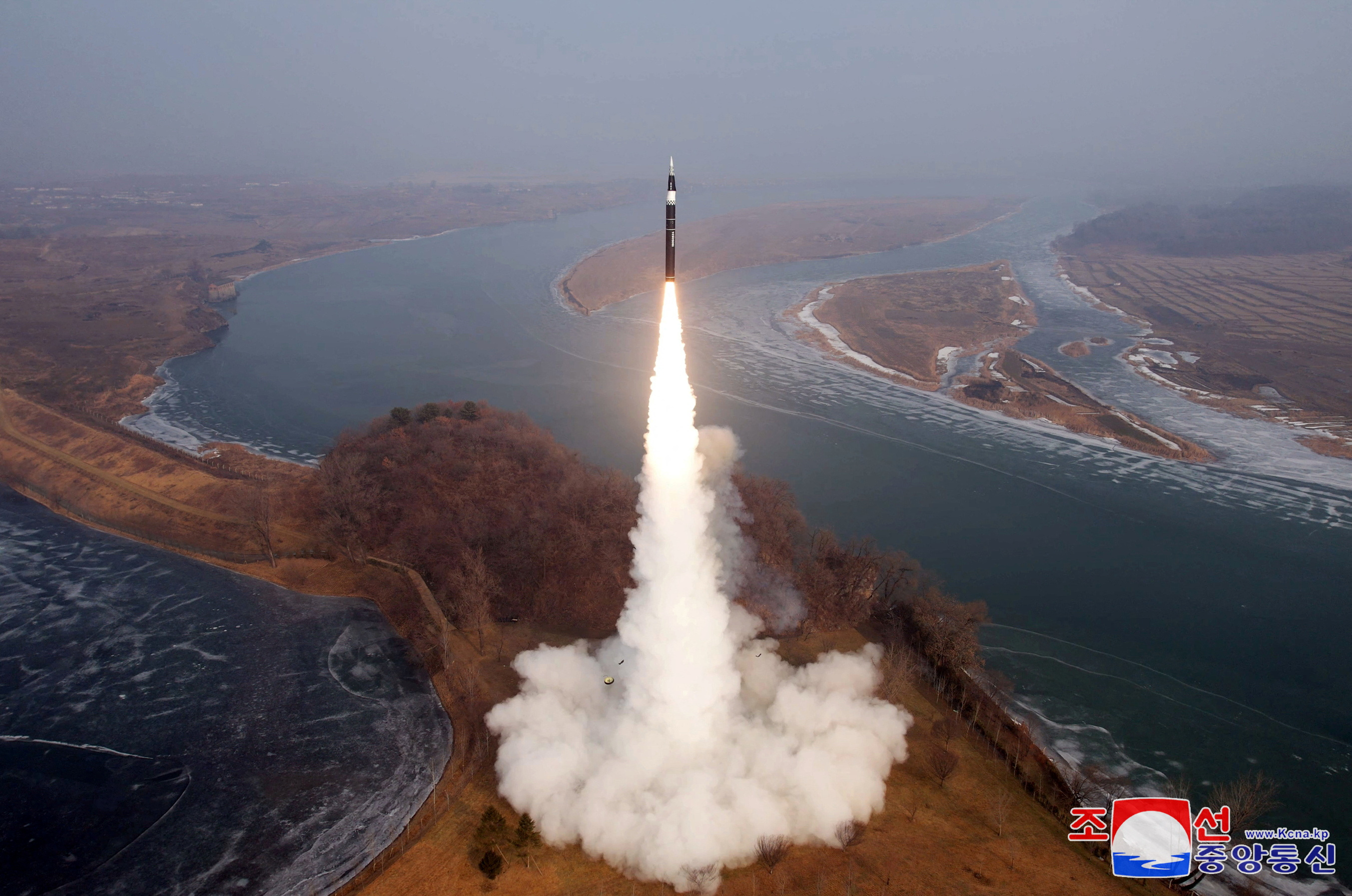北朝鮮、26日に戦略巡航弾発射 金氏が核抑止力準備を指示＝KCNA