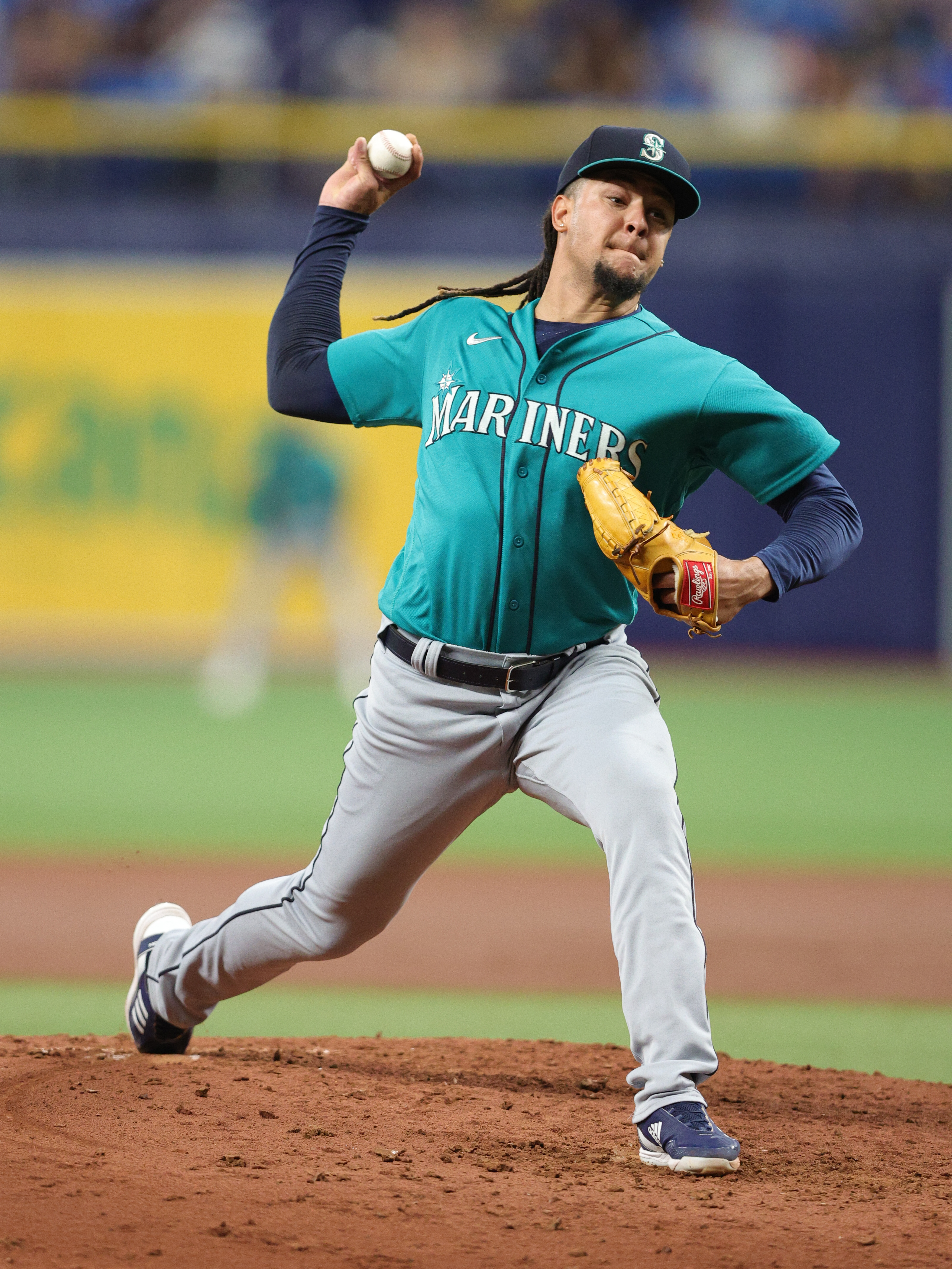 Righthander Luis Castillo stellar in his Seattle debut, helping