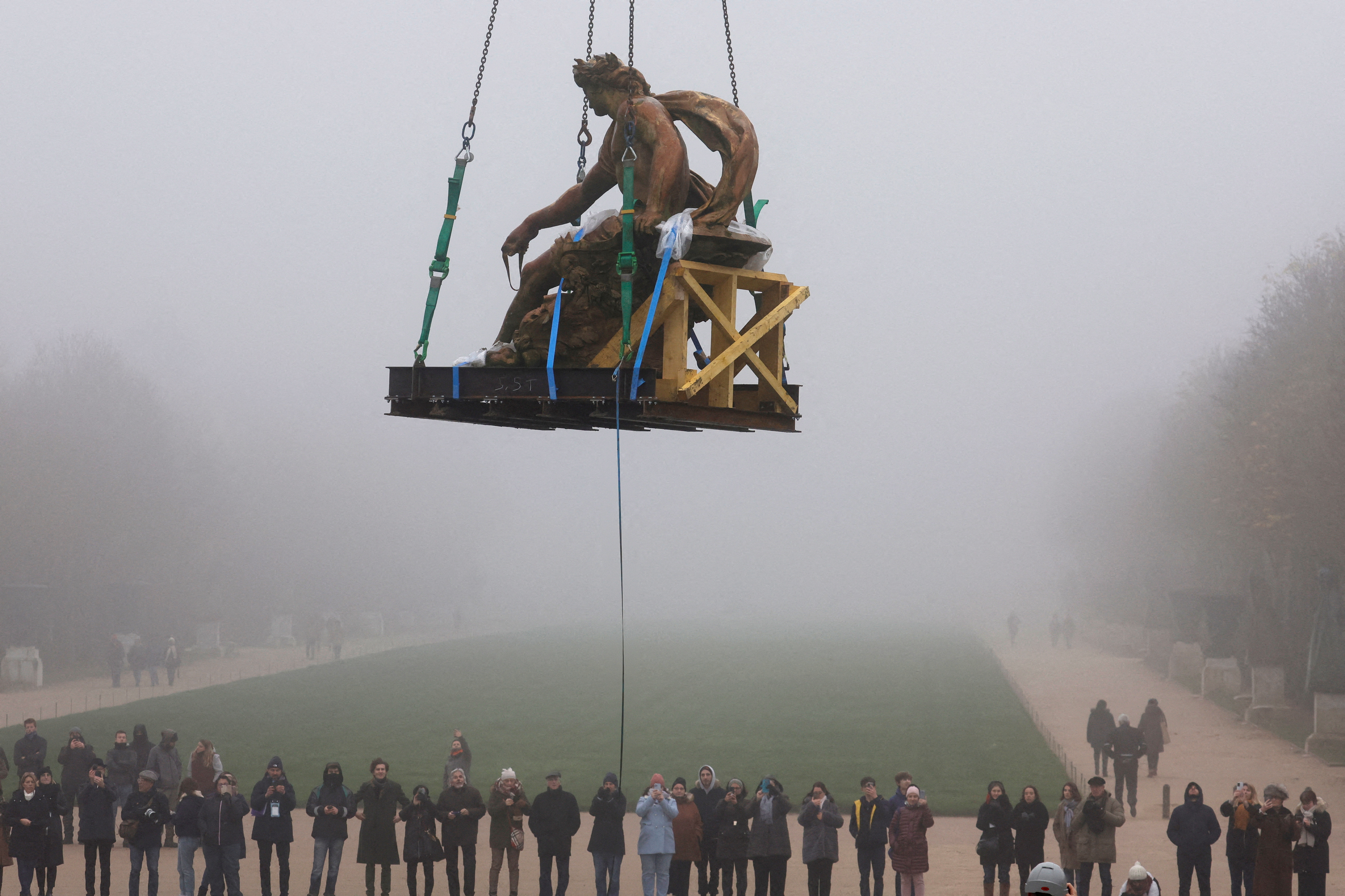 Restoration of Apollon's fountain begins in the Palace of Versailles