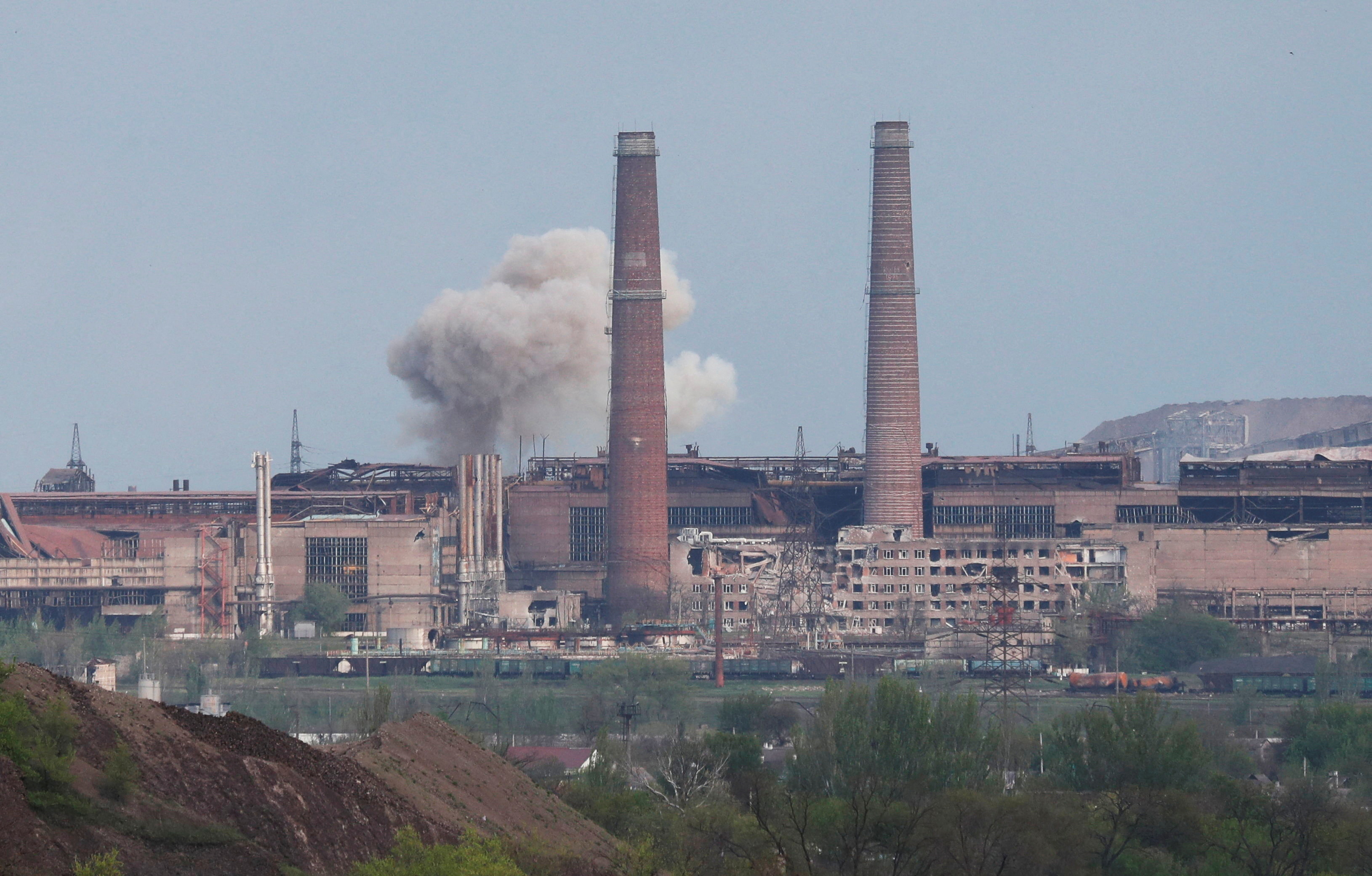 El humo se eleva por encima de una planta de Azovstal Iron and Steel Works en Mariupol