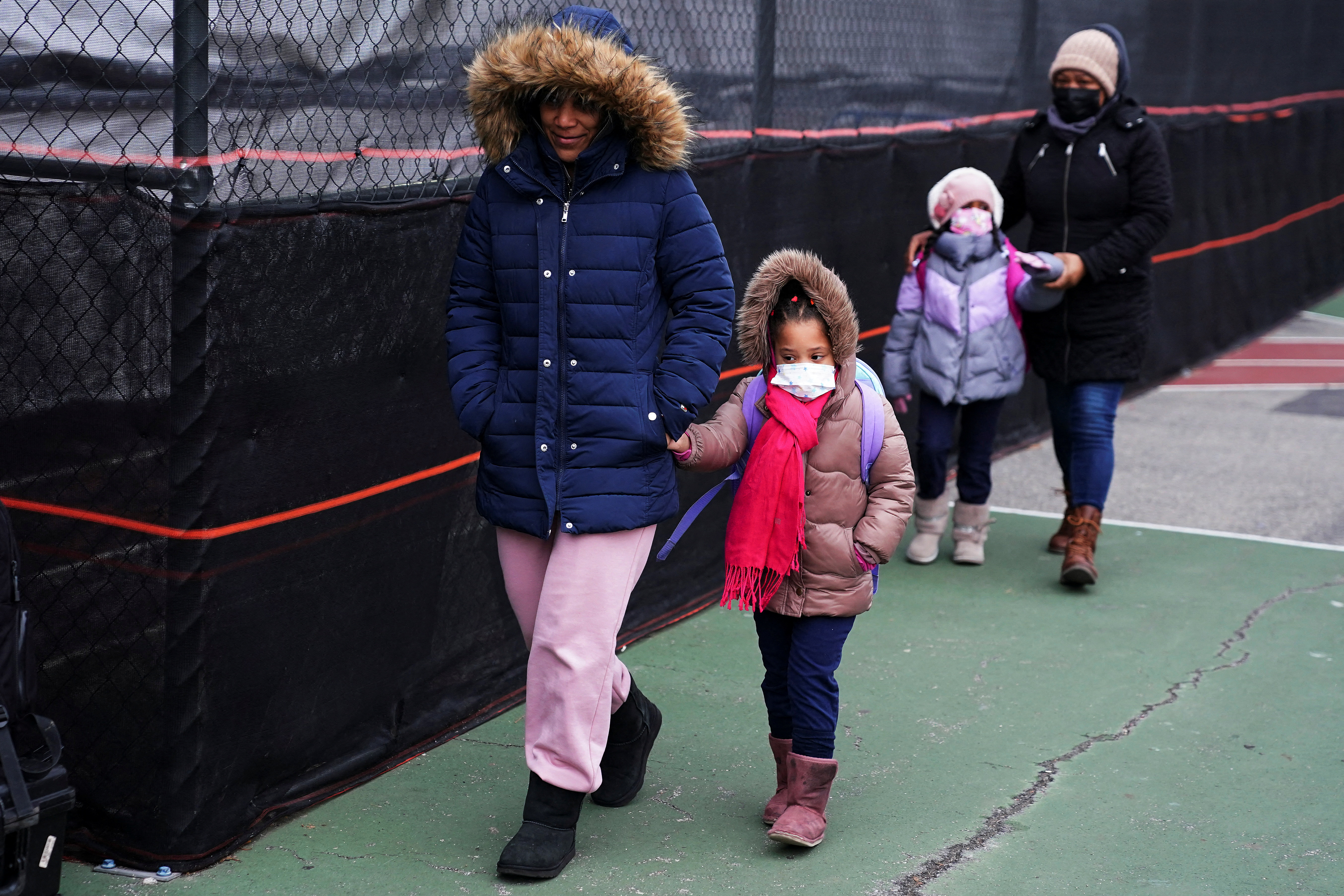 Children arrive at Bronx Elementary School 385, during the coronavirus disease (COVID-19) pandemic in the Bronx borough of New York City, New York, U.S., January 3, 2022. REUTERS/Carlo Allegri