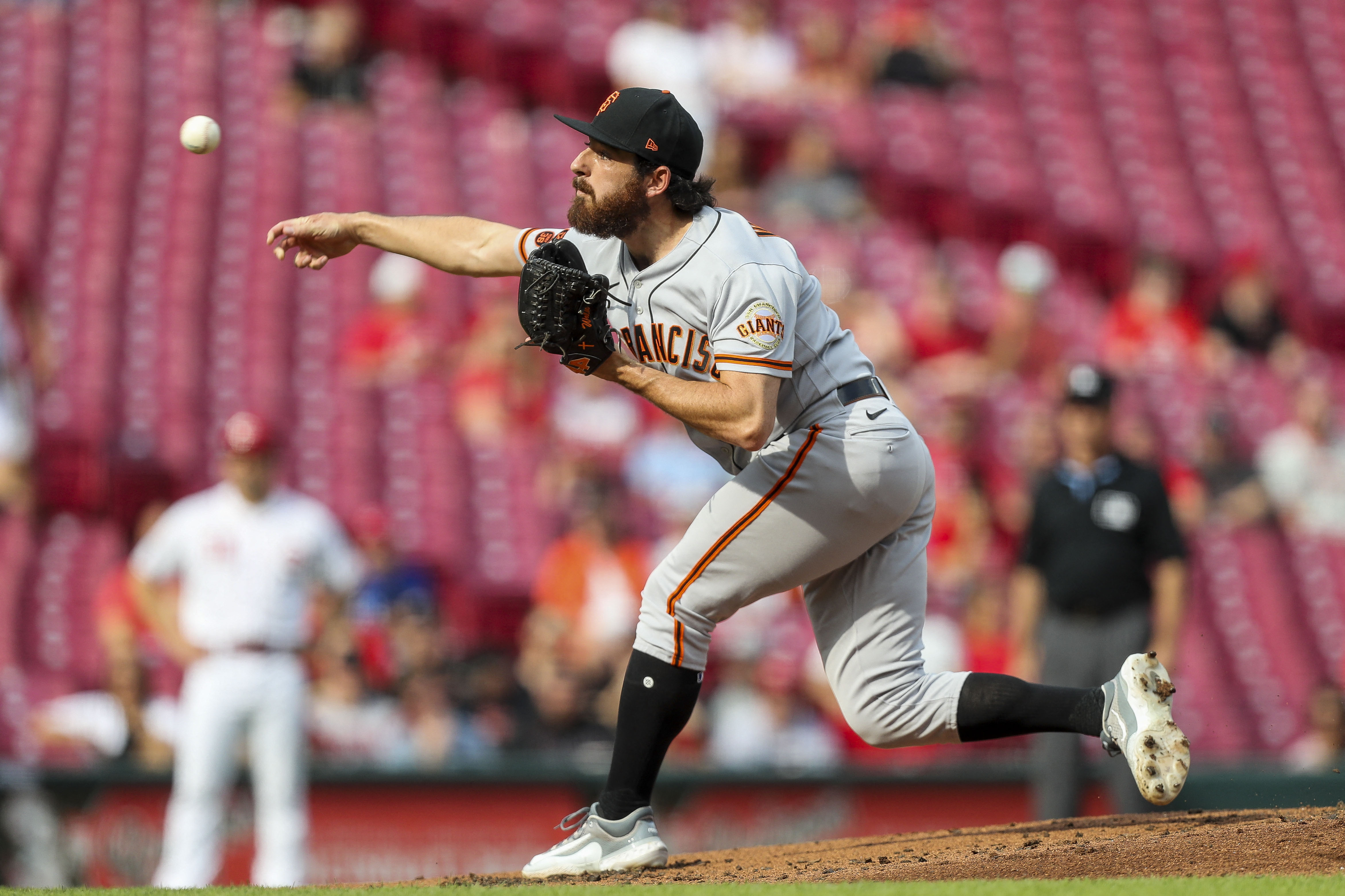 Giants score twice in 10th to beat Reds in suspended game