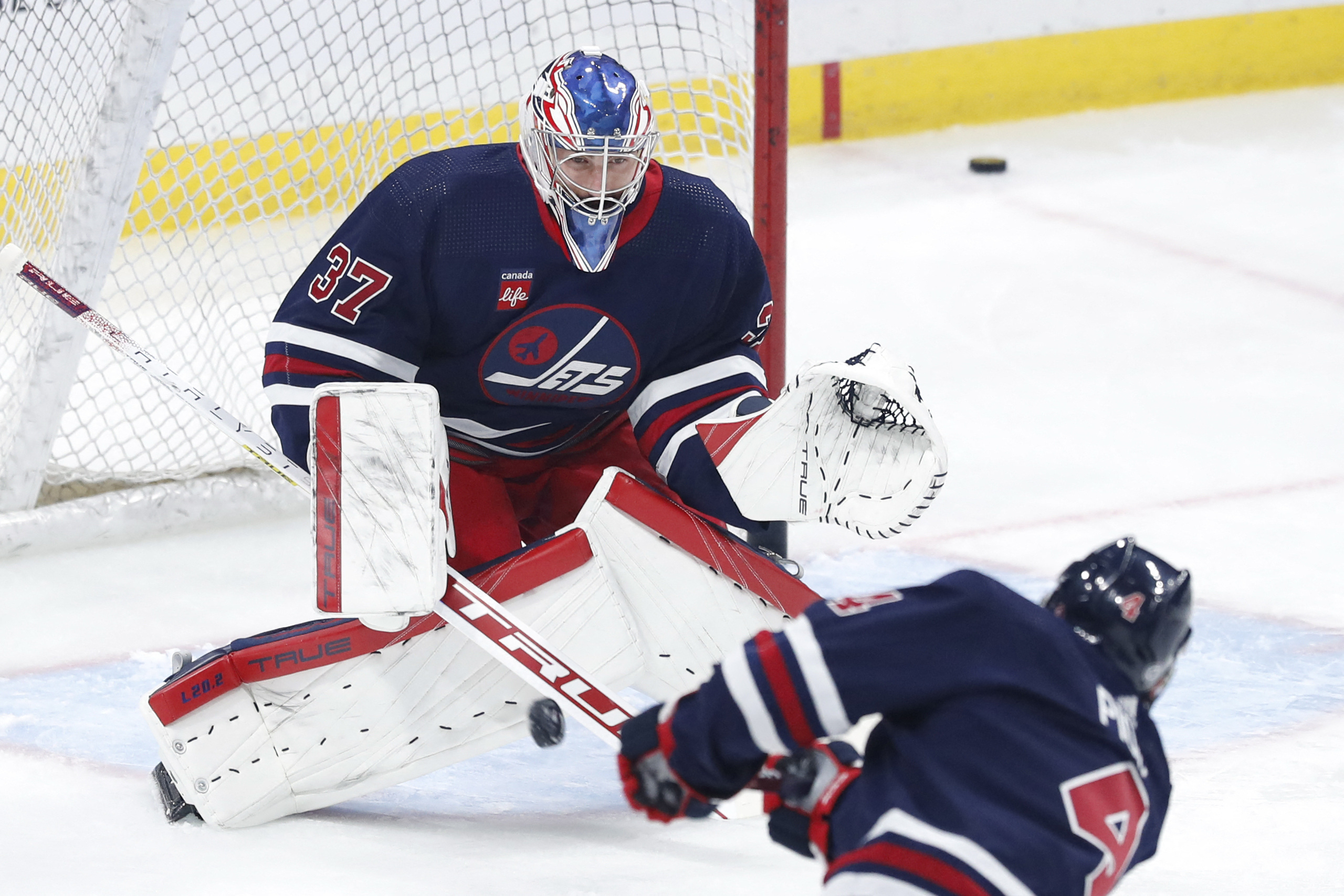 Connor Hellebuyck, Jets Shut Down Blues | Reuters