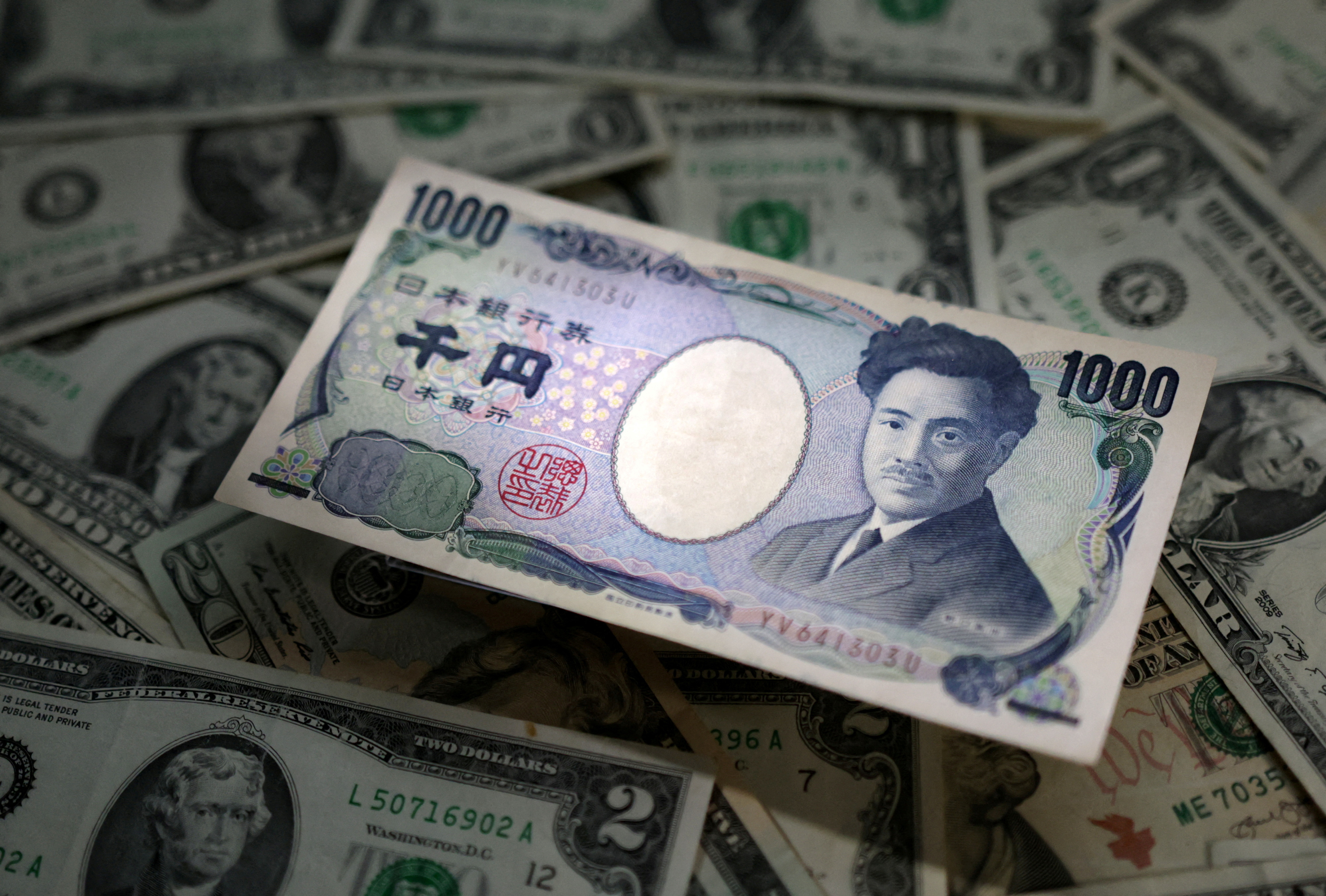 図は日本円と米ドルの紙幣を示しています