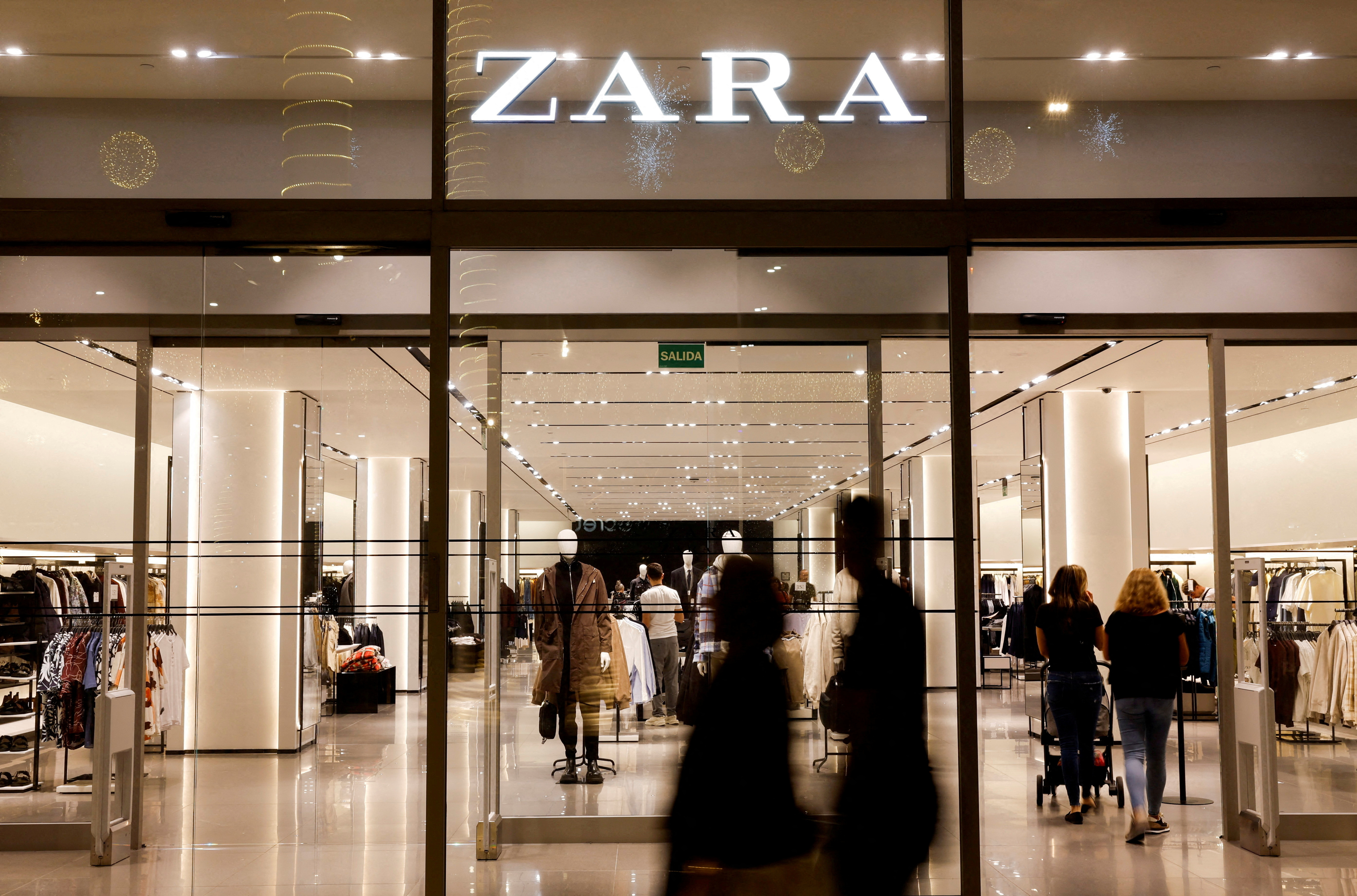 Loja De Zara Projeto Da Roupa E Empresa De Manufatura, I Fundado Fotografia  Editorial - Imagem de cidade, estilo: 116850867