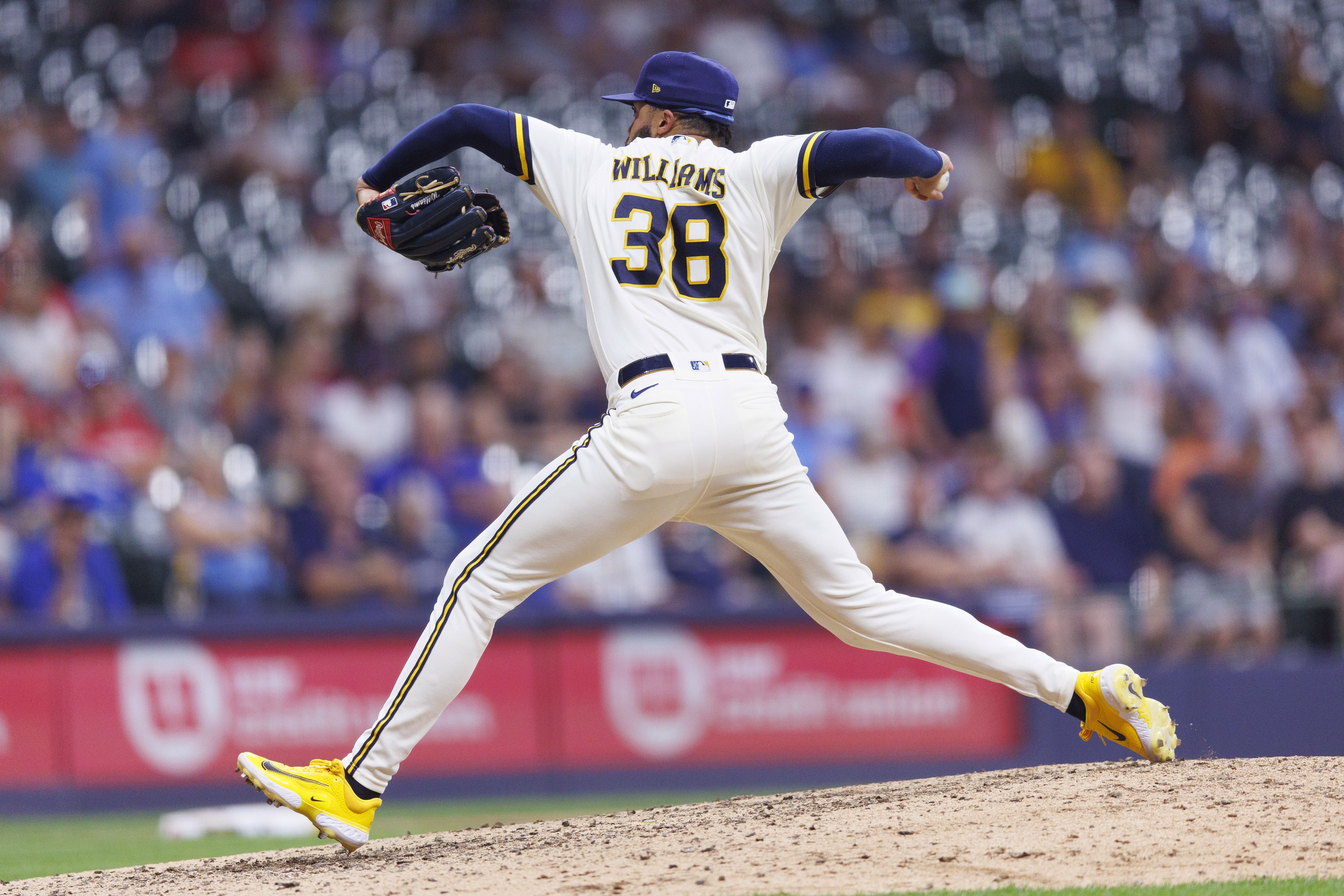 Brewers shut out Reds for 3rd straight game, take sole NL Central lead with  3-0 win - ABC News