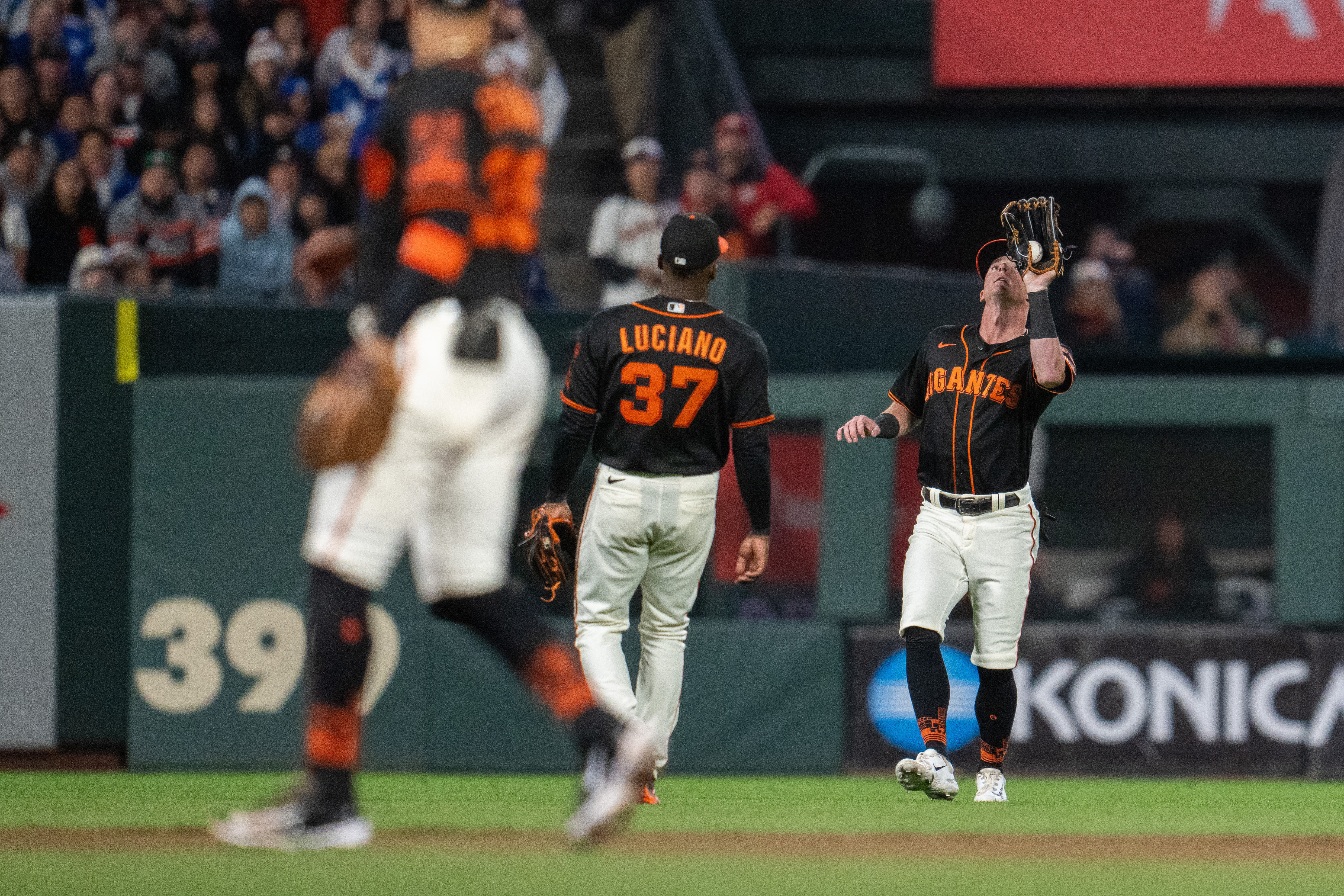 Giants deny Dodgers 100th win of season