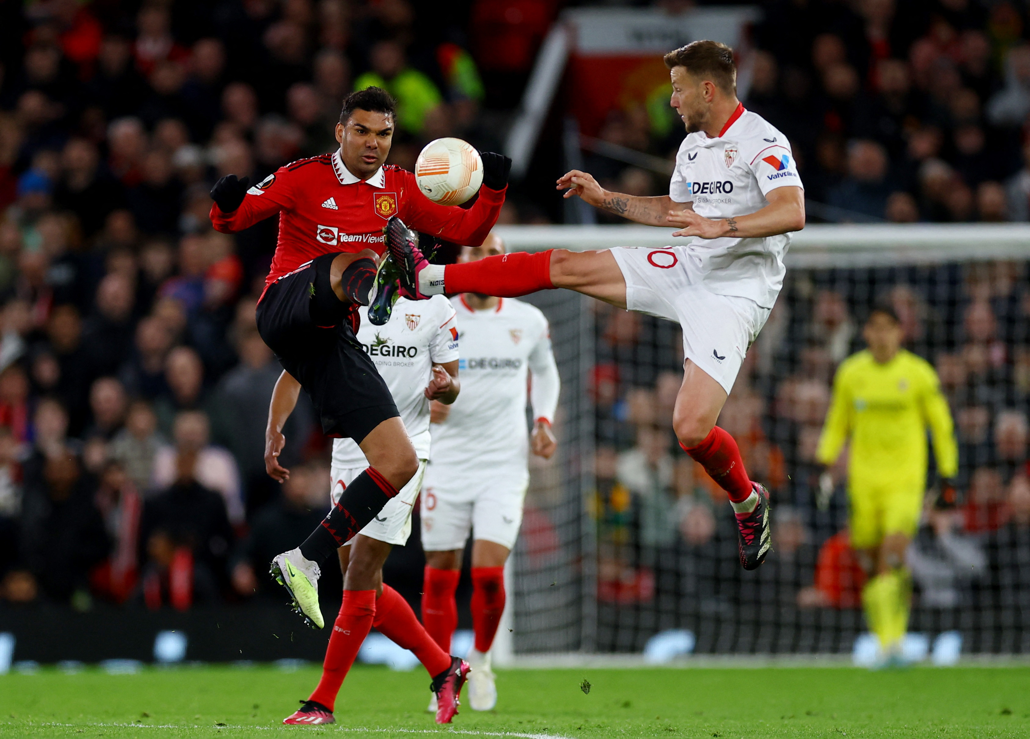 Soccer–Sevilla launch late fightback to draw with Man United | Reuters