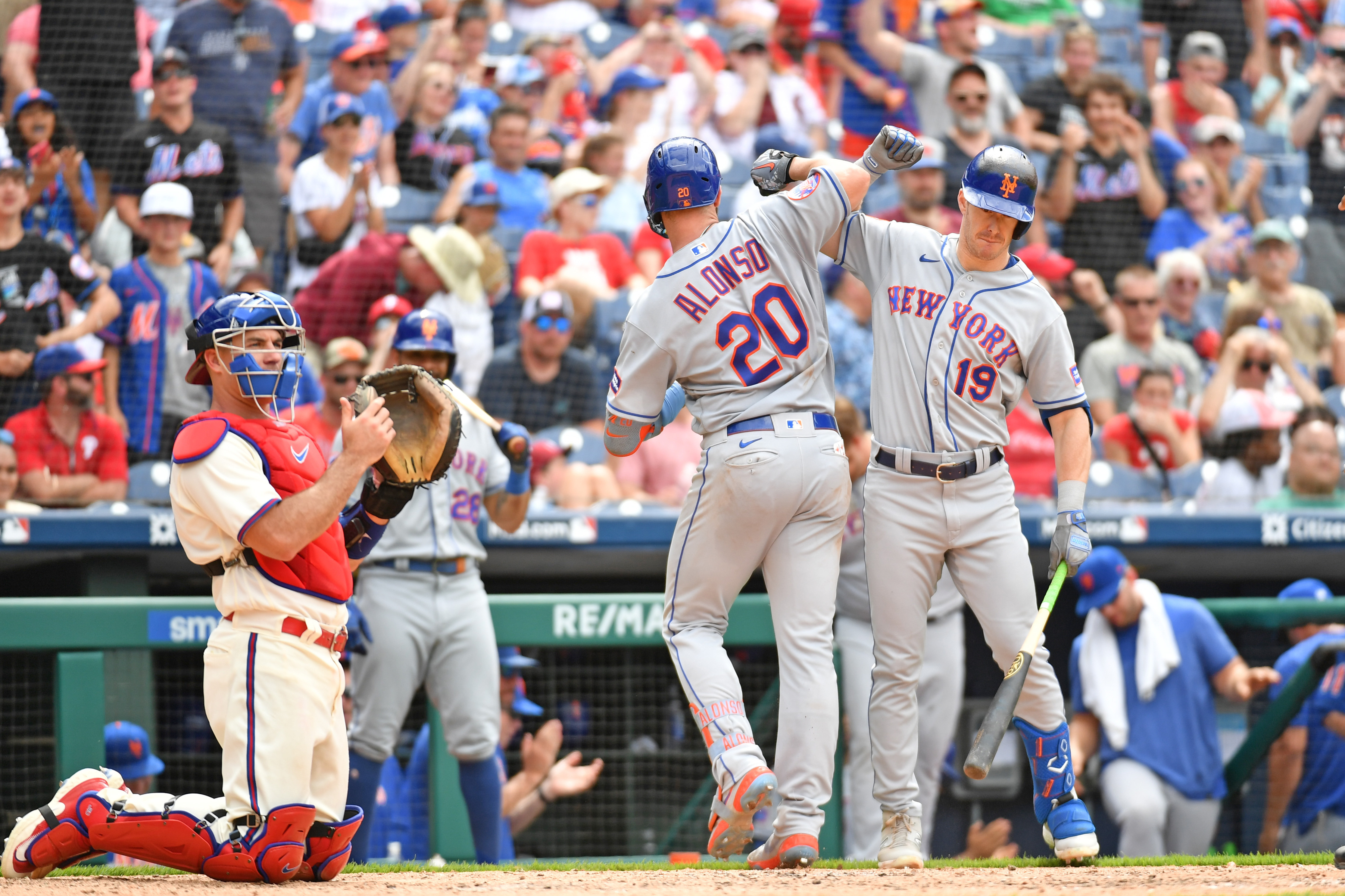 Phillies take advantage of Mets' mistakes for narrow win