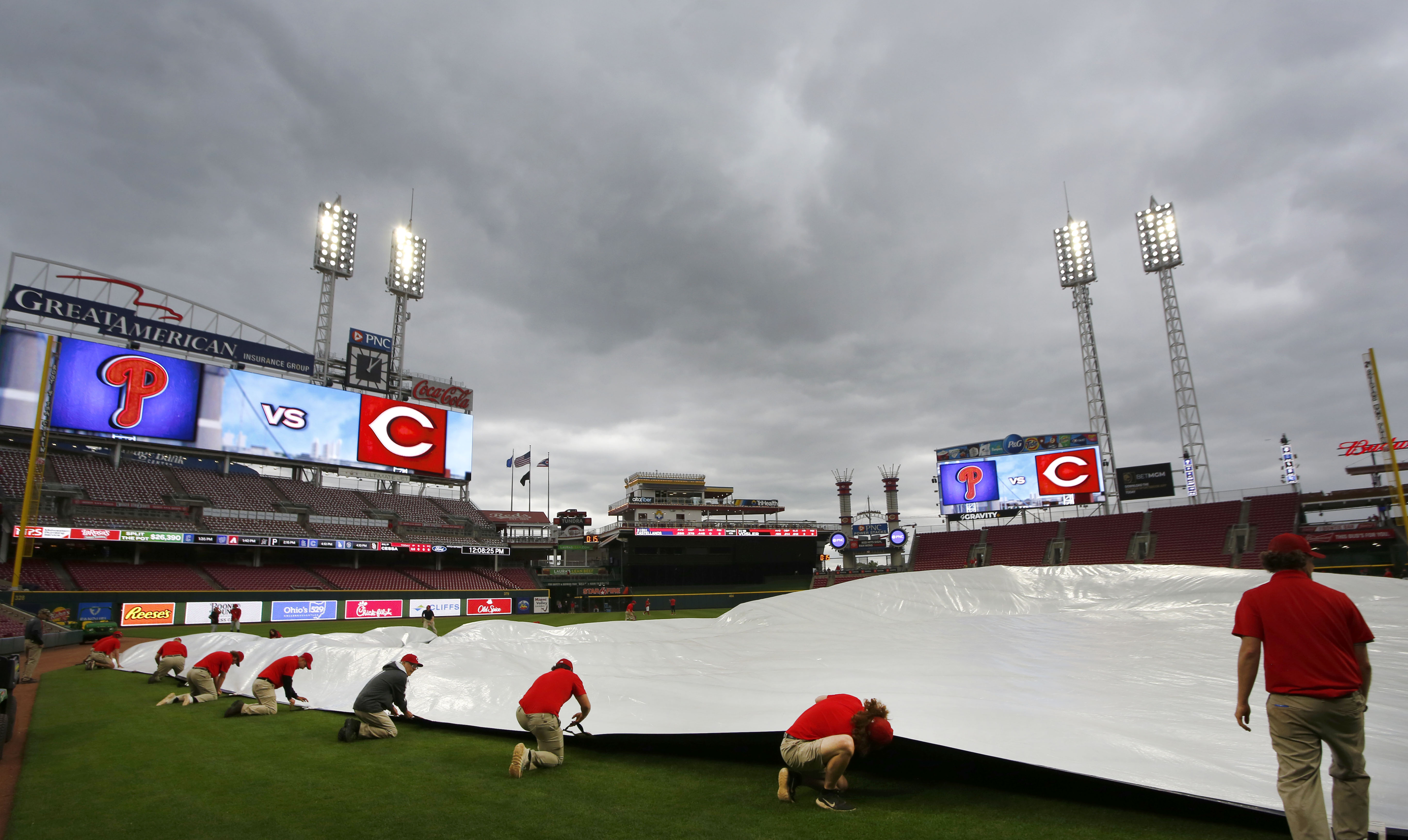 Phillies score 9 in first on way to 14-3 drubbing of Reds - WHYY