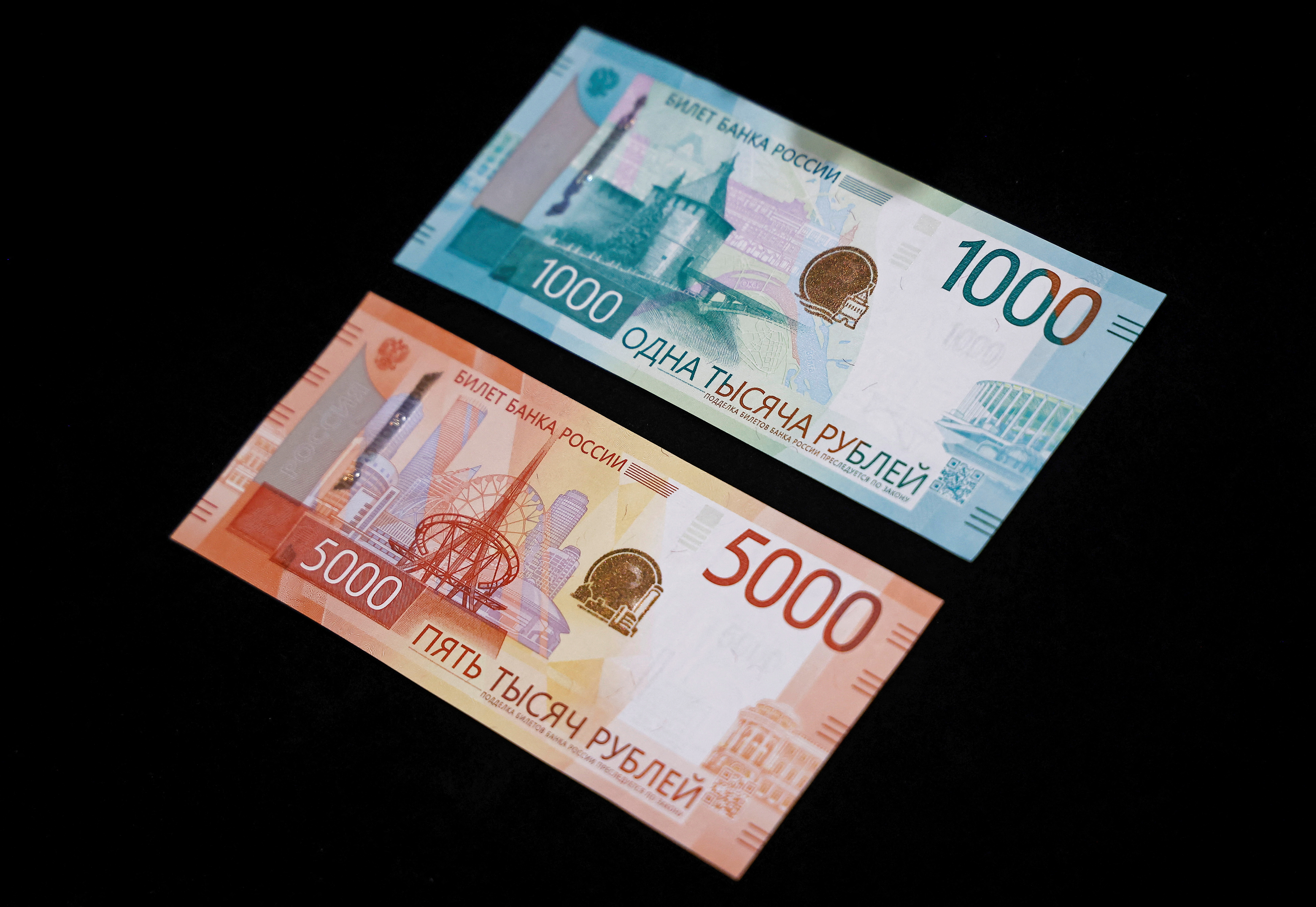 Russian rouble eases as govt proposes capital controls extension