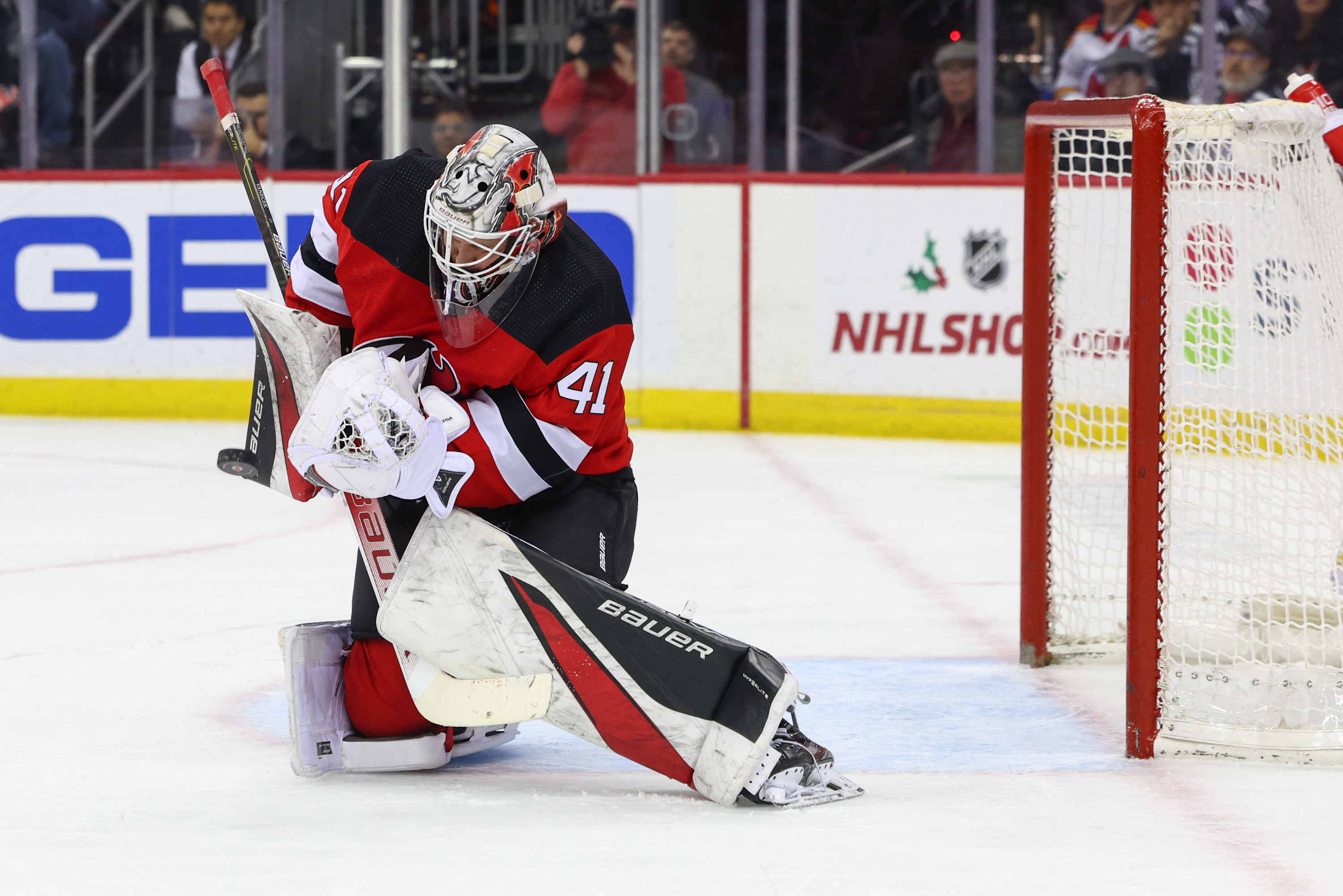 Flyers stay hot, down Devils in OT | Reuters