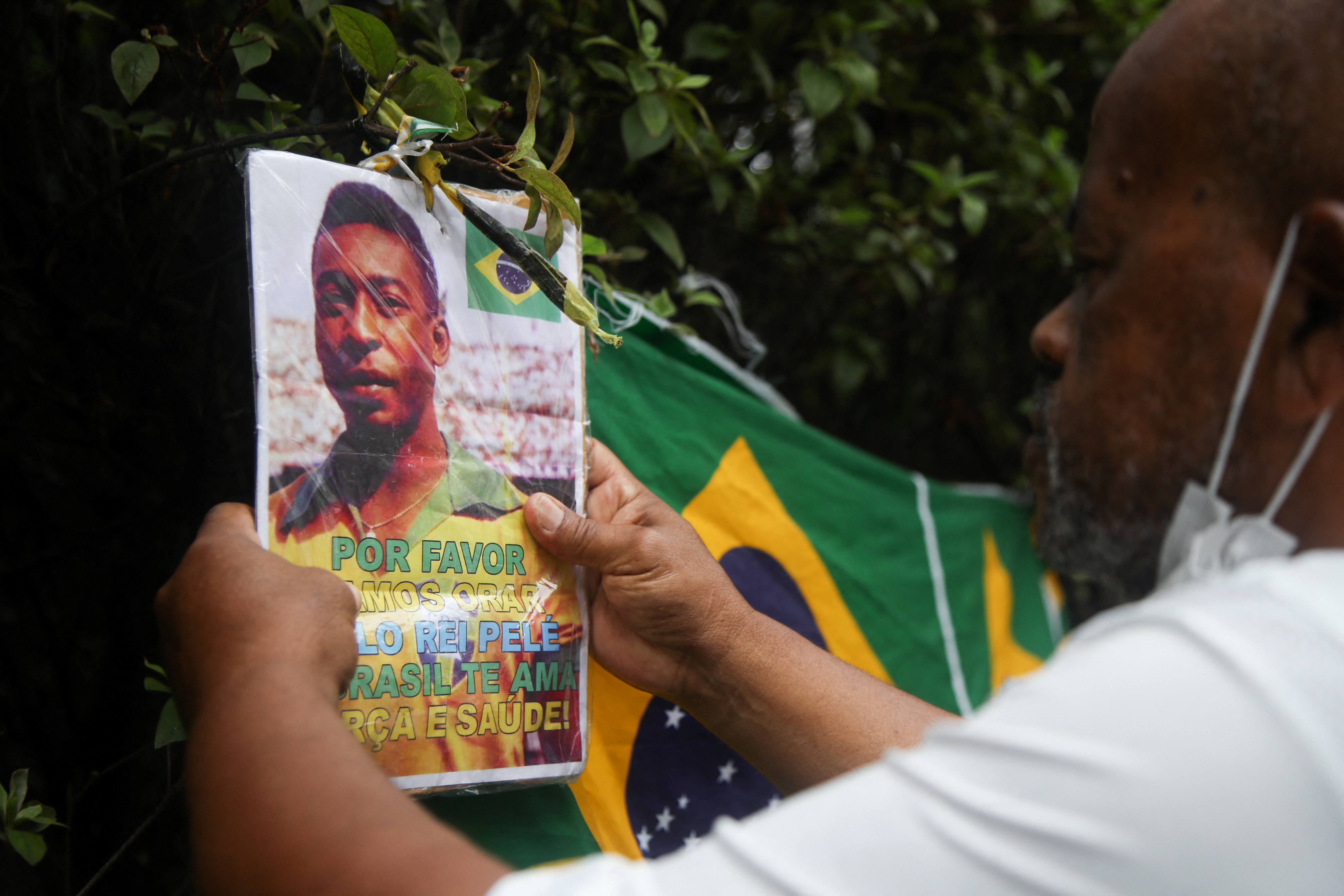 Long-time barber mourns death of soccer hero Pele