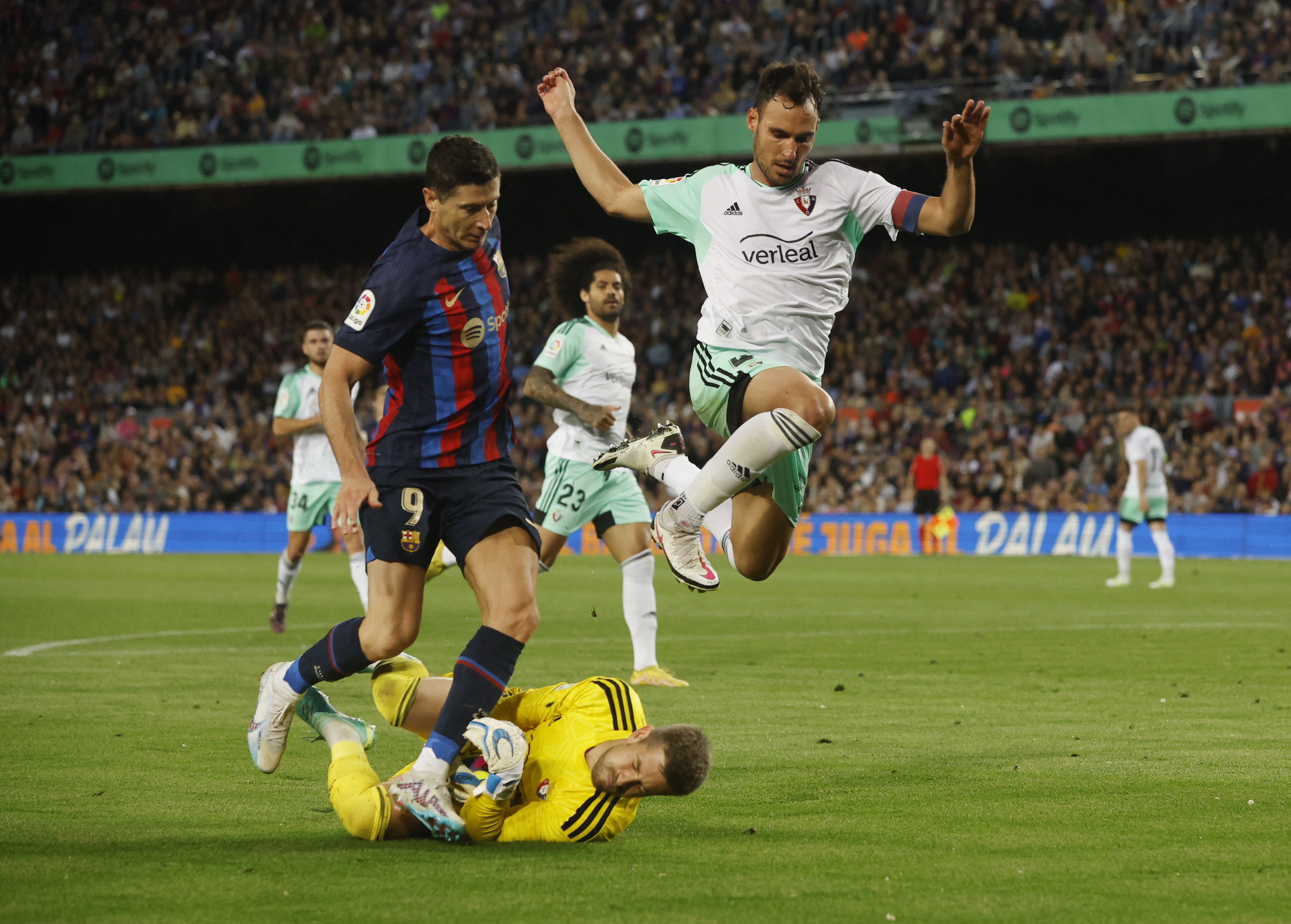 Ten-man Barcelona fight back to win 2-1 at Osasuna after Robert