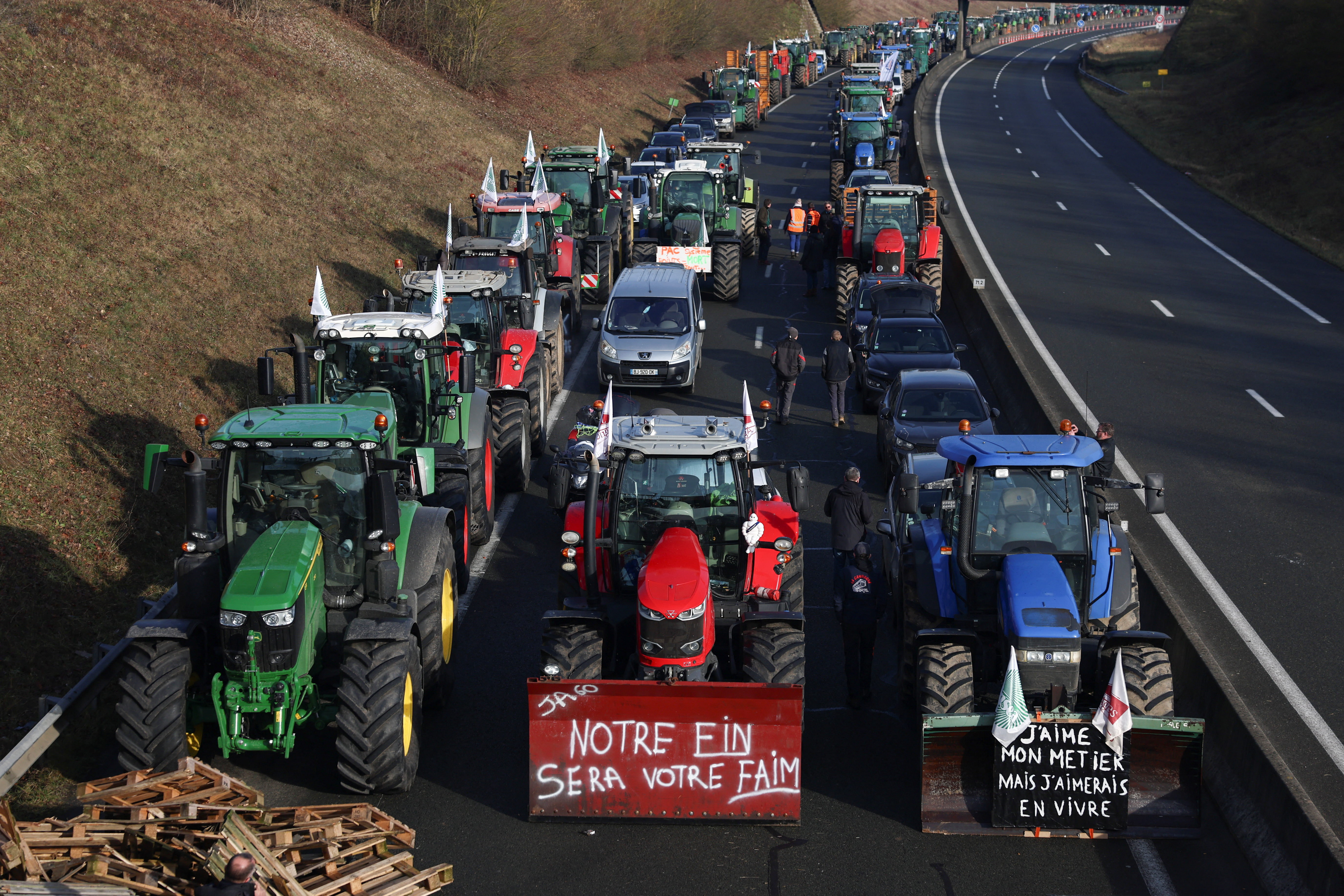 Los agricultores protestan por las presiones de precios, los impuestos y la regulación verde en Beauvais