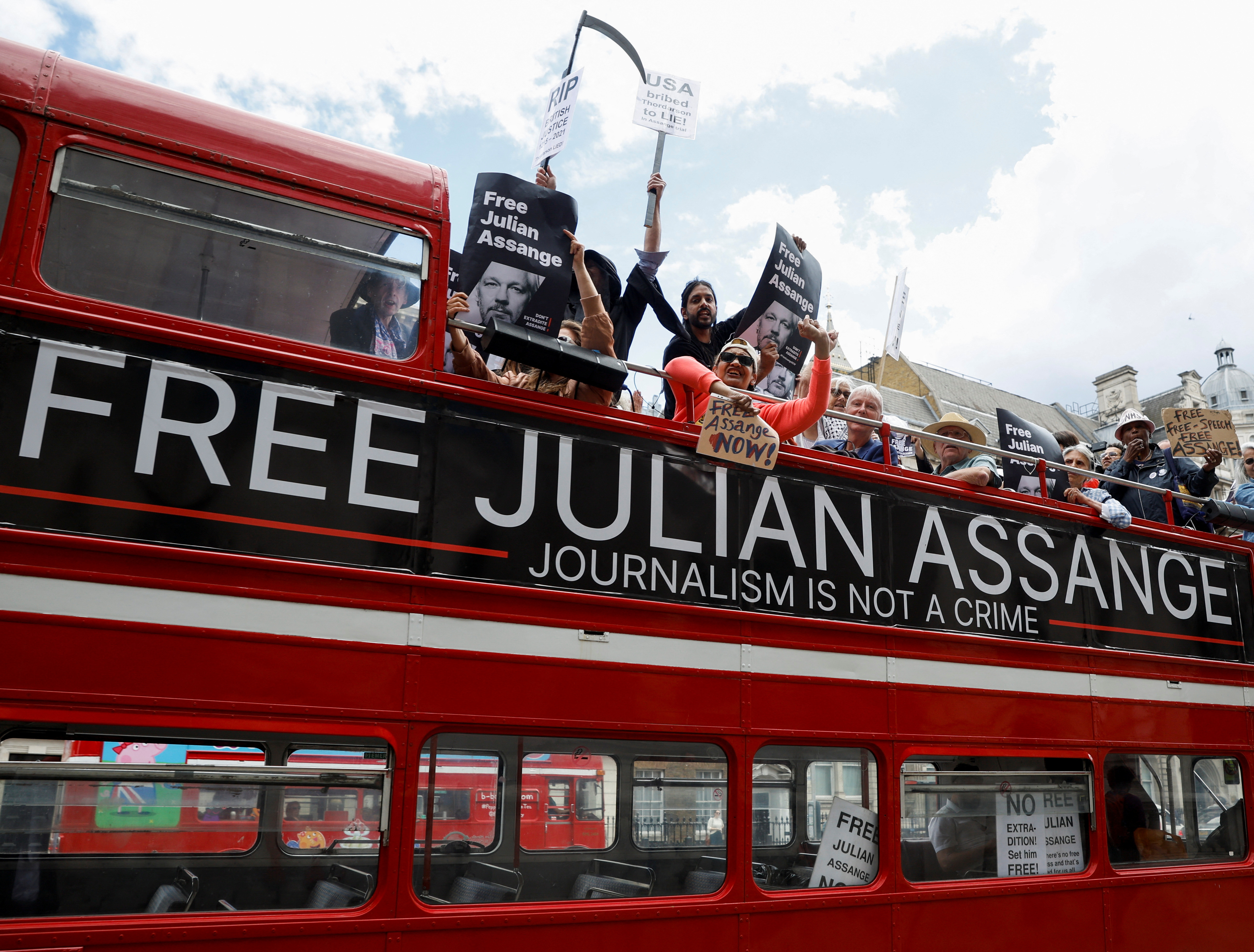 London bus takes Assange protest to the Home Office and Parliament