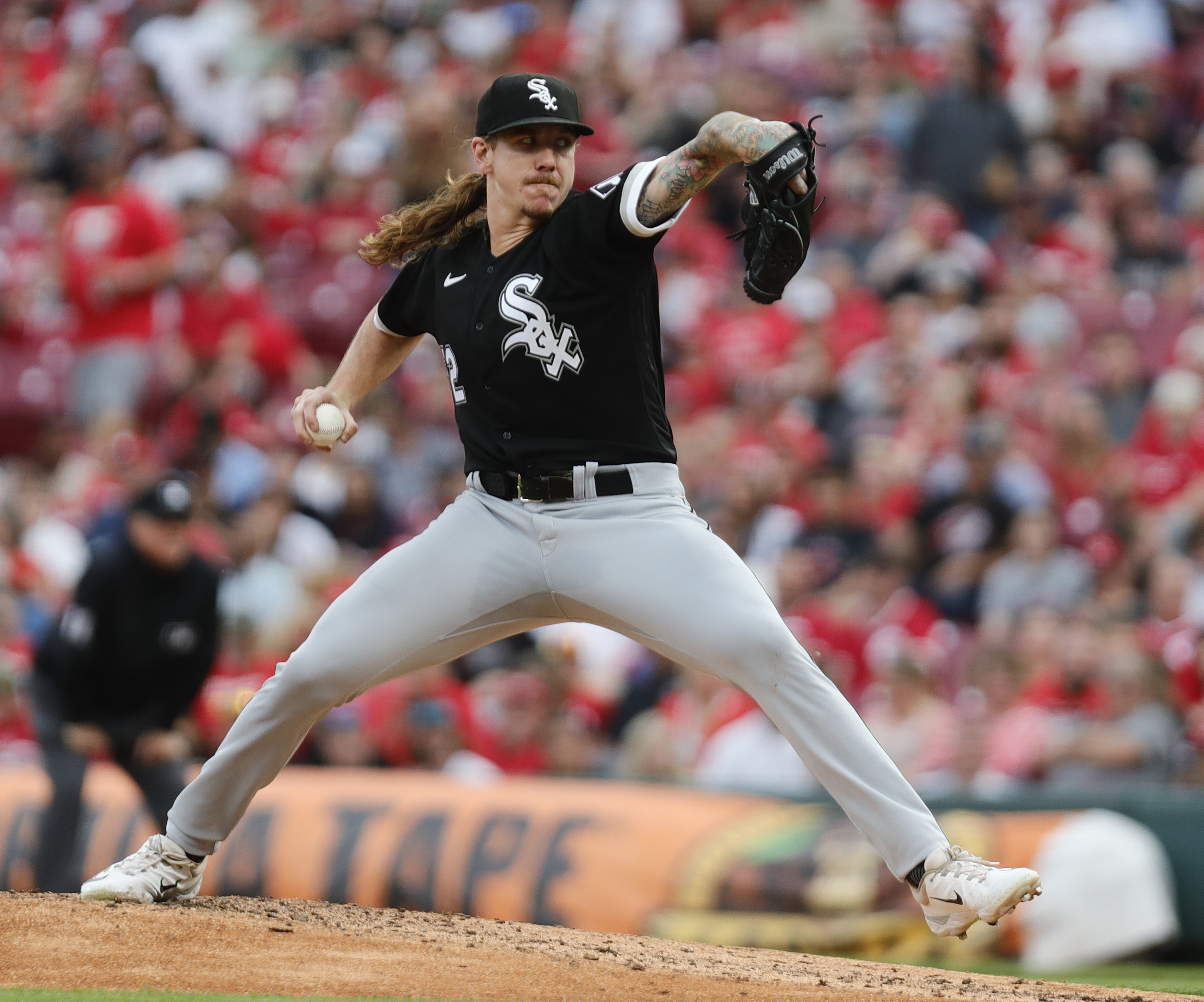 Chang hits Grandal with throw as White Sox beat Indians 4-3