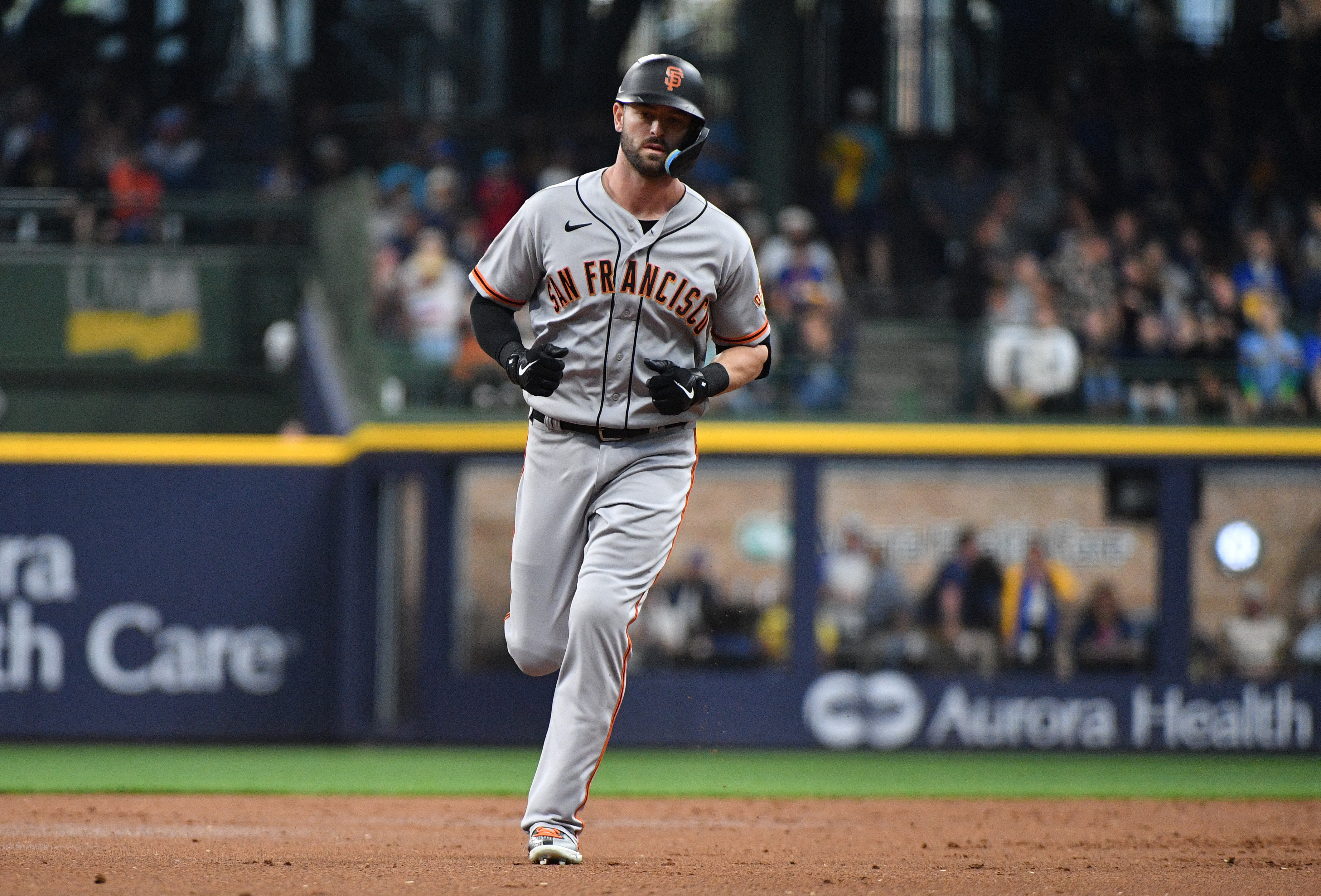 Giants move above .500 with rout of Brewers