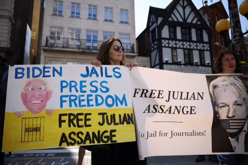 U.S. Tries Again To Extradite Wikileaks' Assange From Britain | Reuters