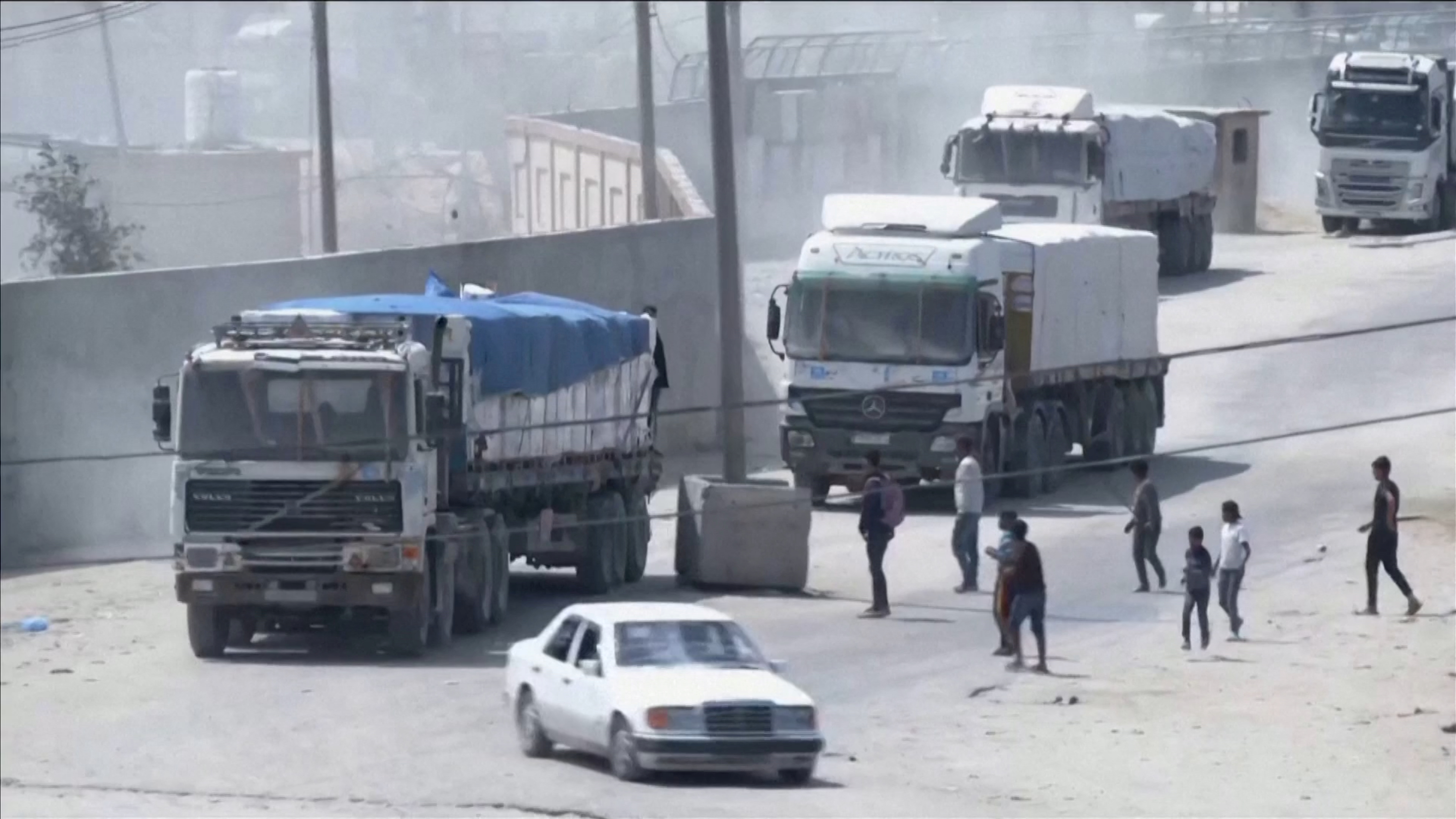 Aid convoy enters Gaza through the Rafah crossing