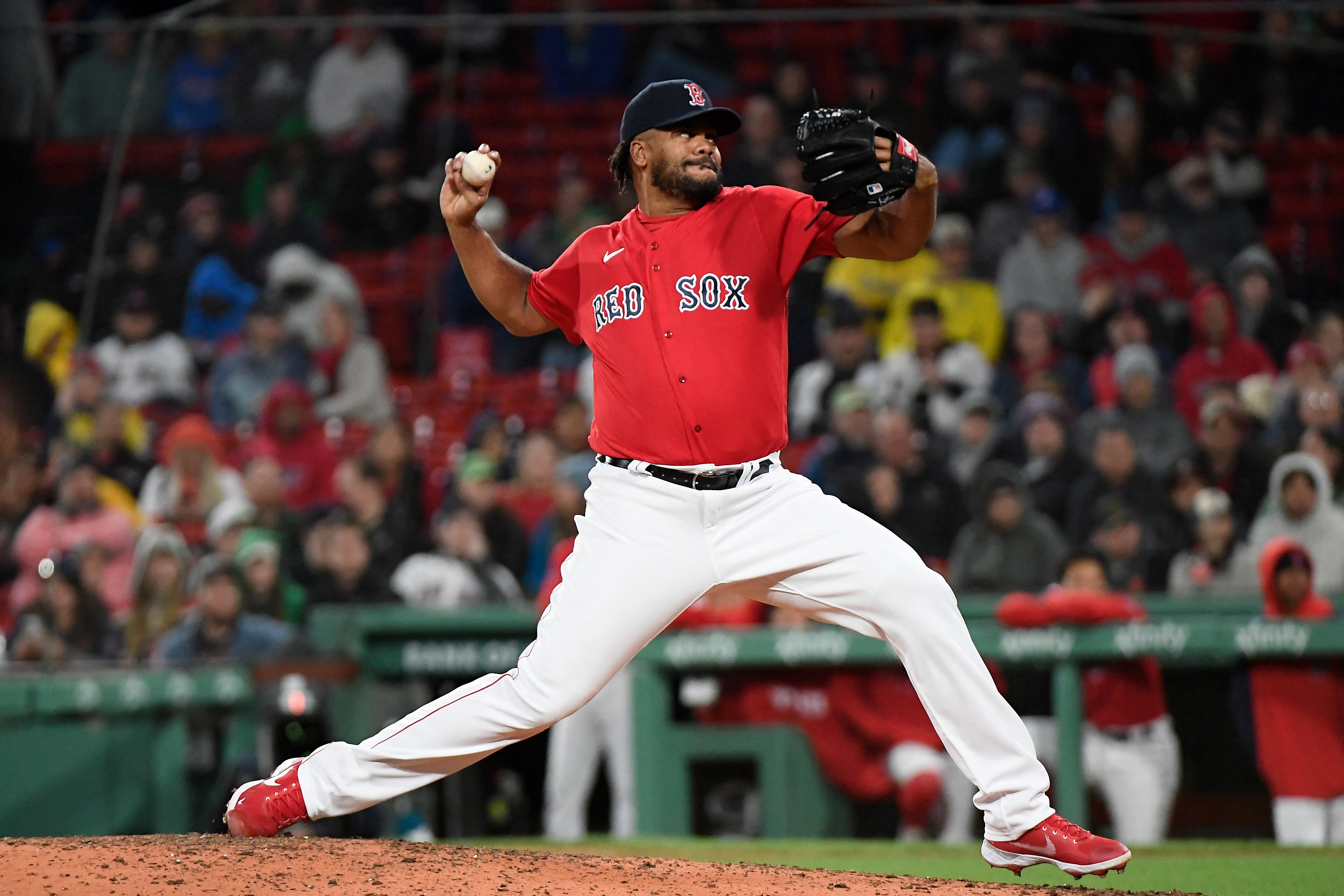 Red Sox score three in 10th inning to overtake Twins