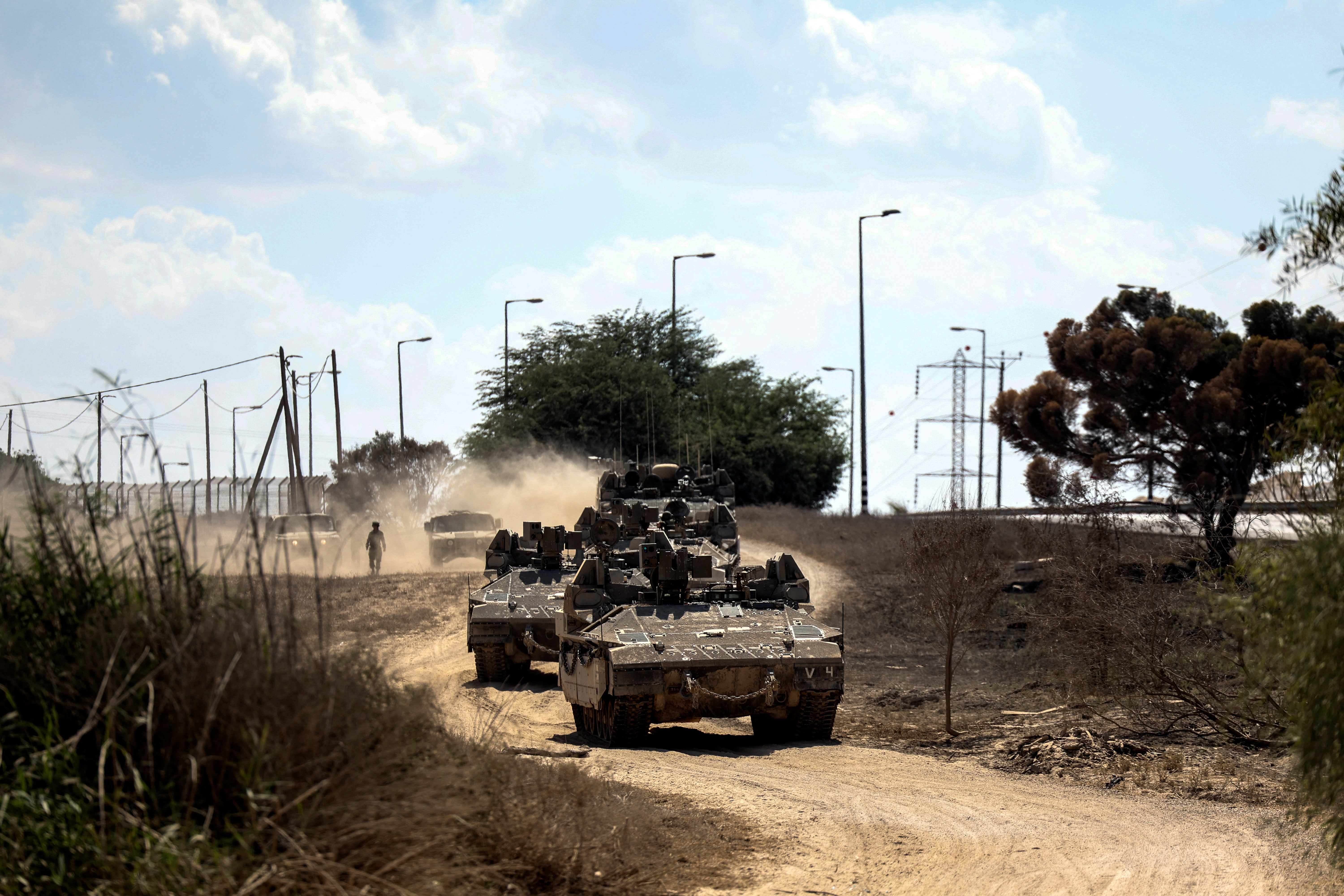 Veículos militares israelenses passam perto da fronteira de Israel com a Faixa de Gaza