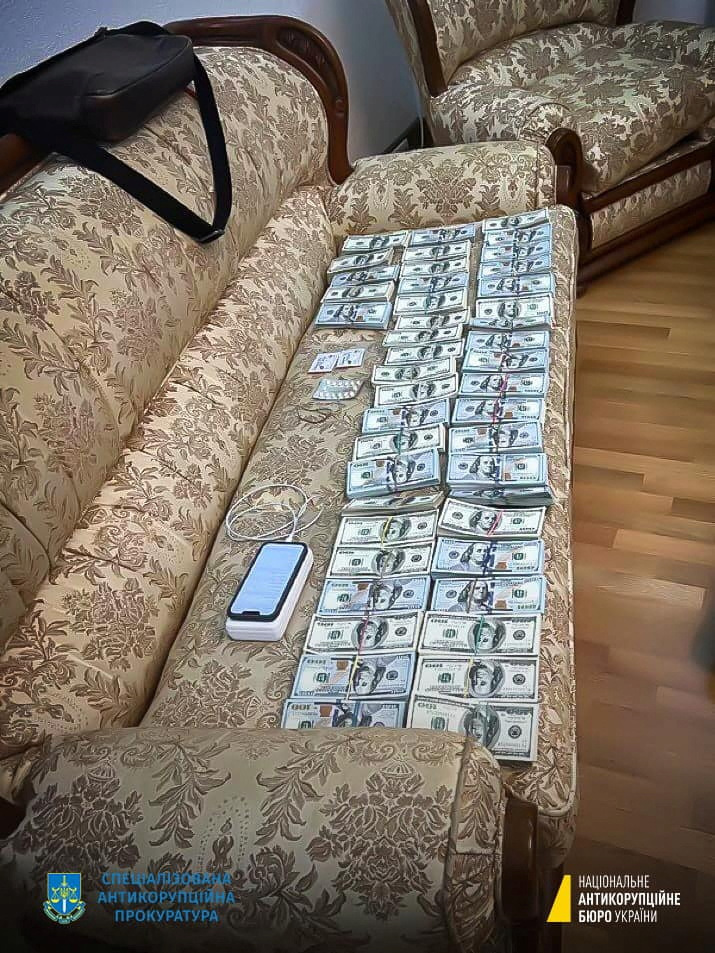 Banii găsiți de anchetatorii anticorupție în timpul procedurilor de anchetă într-un dosar de corupție în care sunt implicați judecători ai Curții Supreme au fost filmați într-o locație necunoscută din Ucraina.